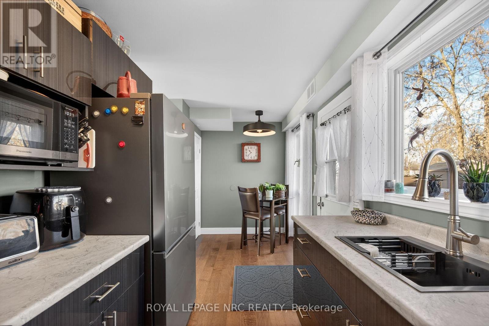 












527 MAIN STREET E

,
Haldimand,




Ontario
N1A2Y5

