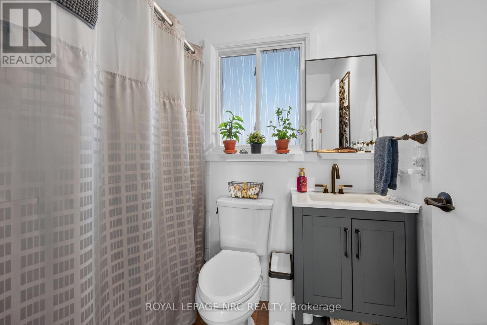 












527 MAIN STREET E

,
Haldimand,




Ontario
N1A2Y5

