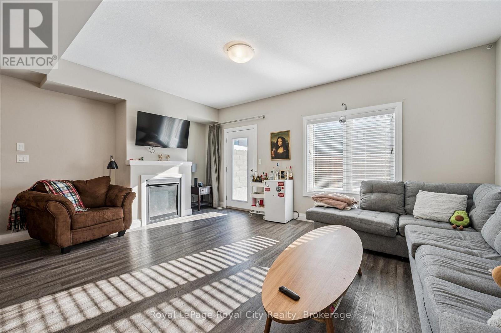 












3 - 35 WIDEMAN BOULEVARD

,
Guelph (Victoria North),




Ontario
N1E0J2

