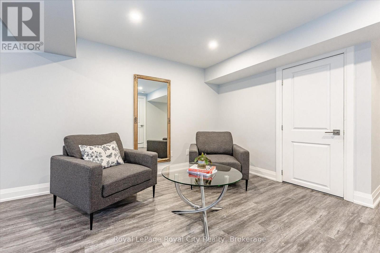 












3 - 35 WIDEMAN BOULEVARD

,
Guelph (Victoria North),




Ontario
N1E0J2

