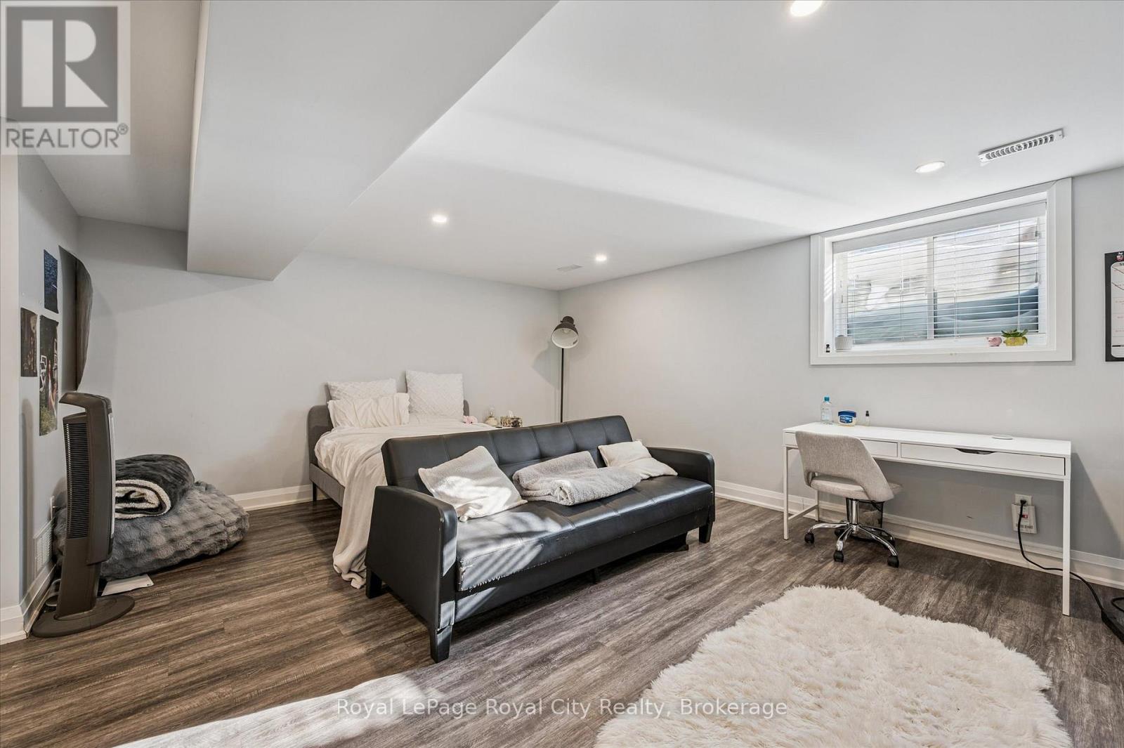 












3 - 35 WIDEMAN BOULEVARD

,
Guelph (Victoria North),




Ontario
N1E0J2

