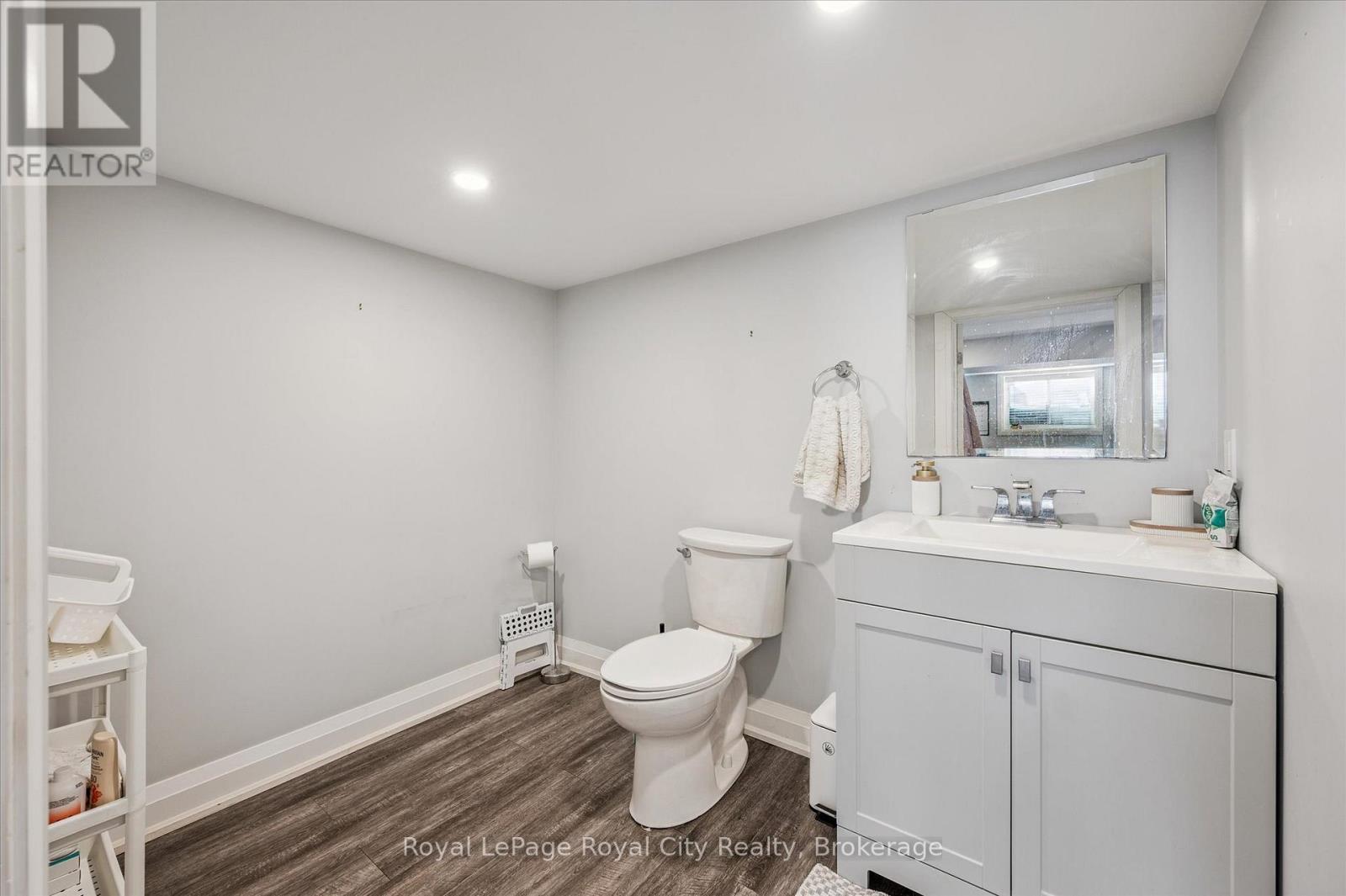 












3 - 35 WIDEMAN BOULEVARD

,
Guelph (Victoria North),




Ontario
N1E0J2

