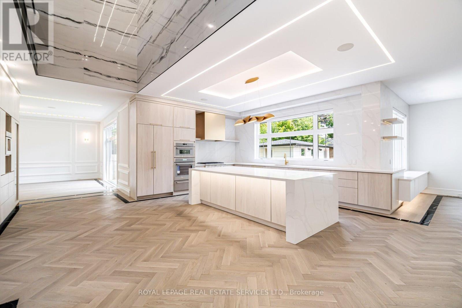 












2014 LAKESHORE ROAD W

,
Oakville,




Ontario
L6L1G7

