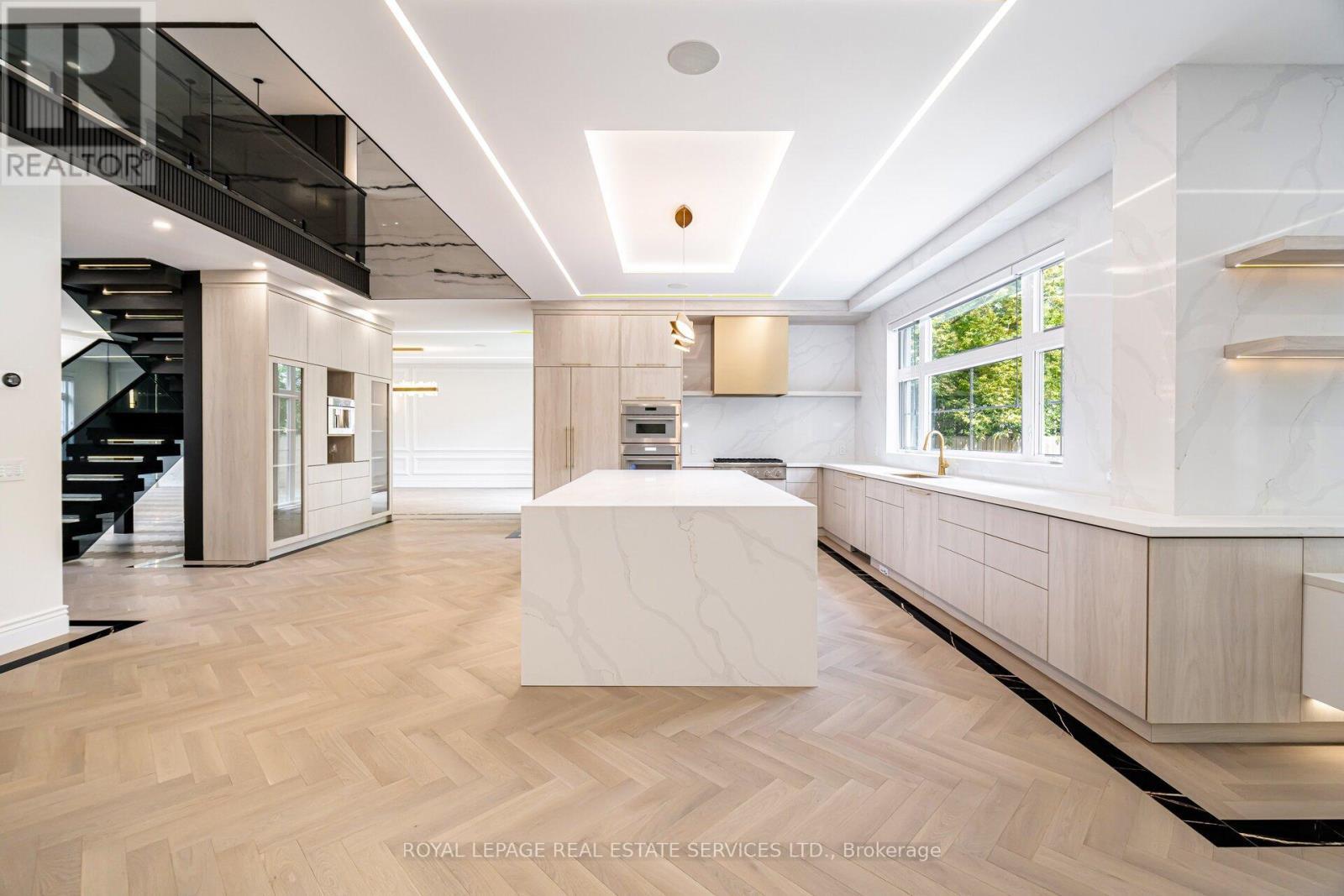 












2014 LAKESHORE ROAD W

,
Oakville,




Ontario
L6L1G7

