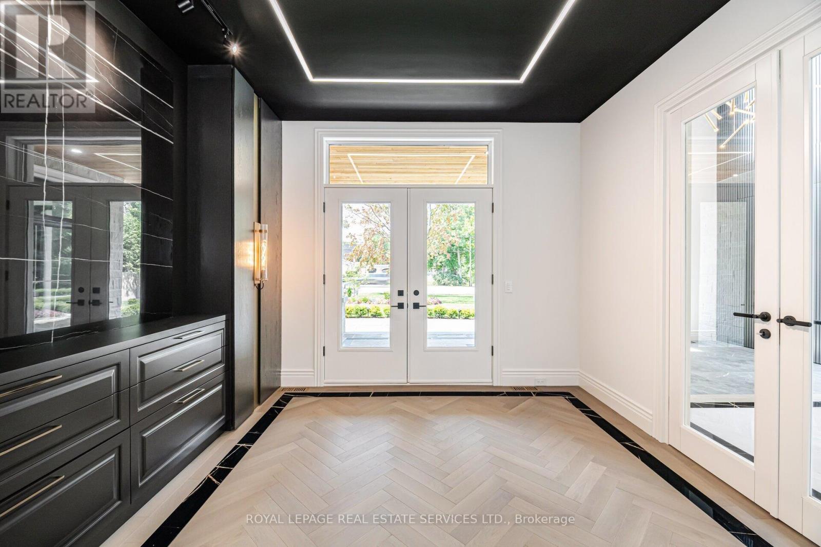 












2014 LAKESHORE ROAD W

,
Oakville,




Ontario
L6L1G7

