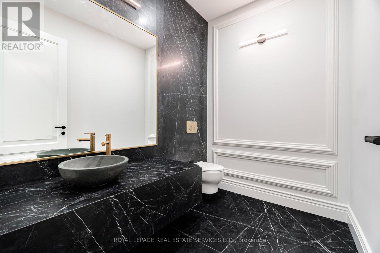 












2014 LAKESHORE ROAD W

,
Oakville,




Ontario
L6L1G7

