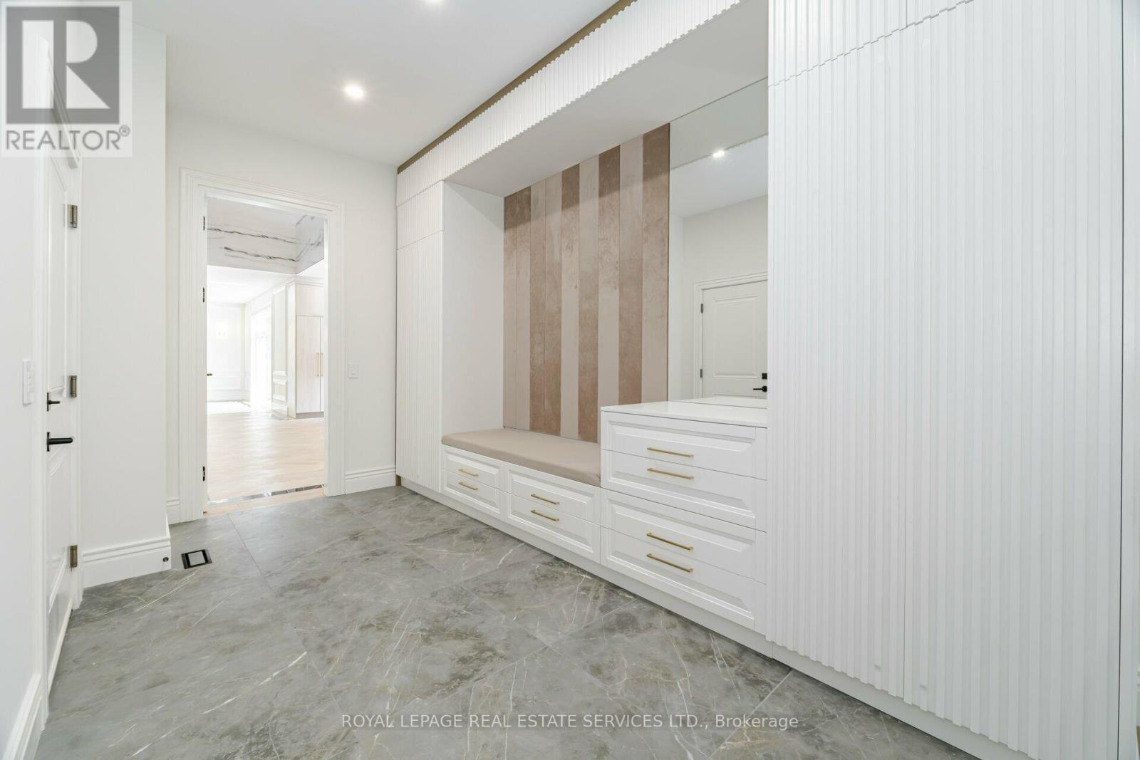 












2014 LAKESHORE ROAD W

,
Oakville,




Ontario
L6L1G7


