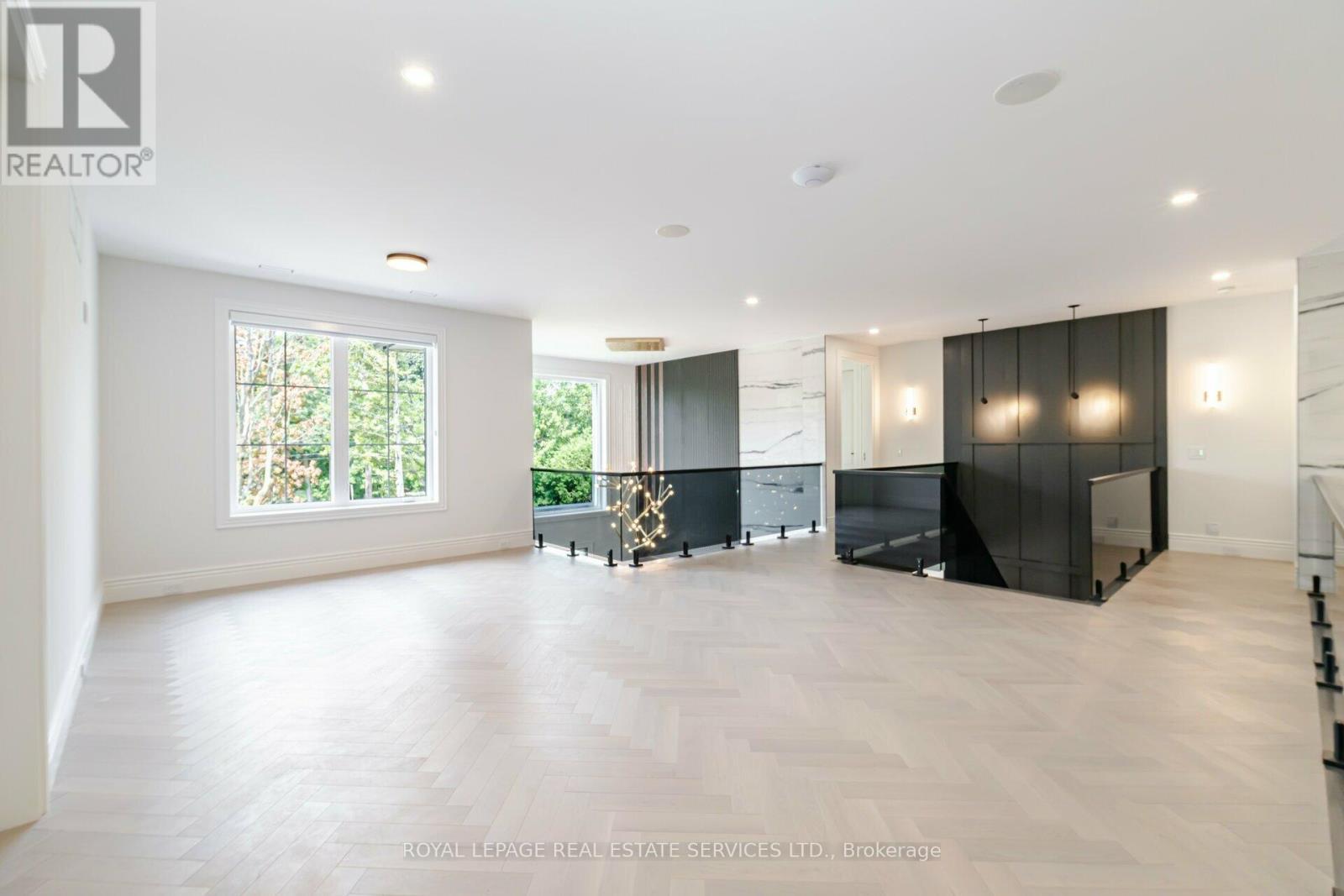 












2014 LAKESHORE ROAD W

,
Oakville,




Ontario
L6L1G7

