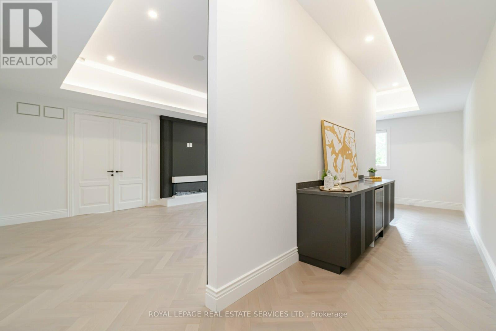 












2014 LAKESHORE ROAD W

,
Oakville,




Ontario
L6L1G7

