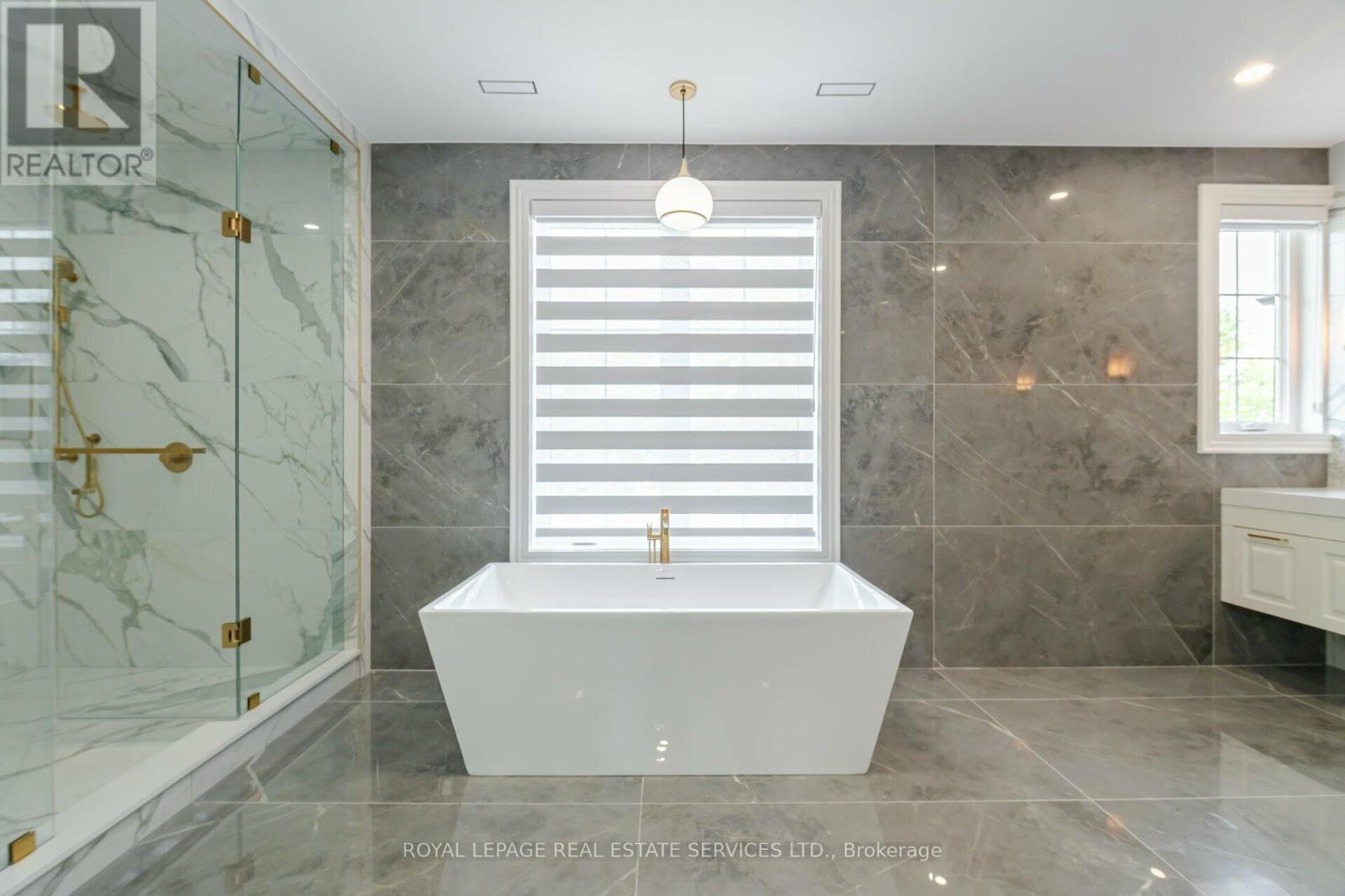 












2014 LAKESHORE ROAD W

,
Oakville,




Ontario
L6L1G7

