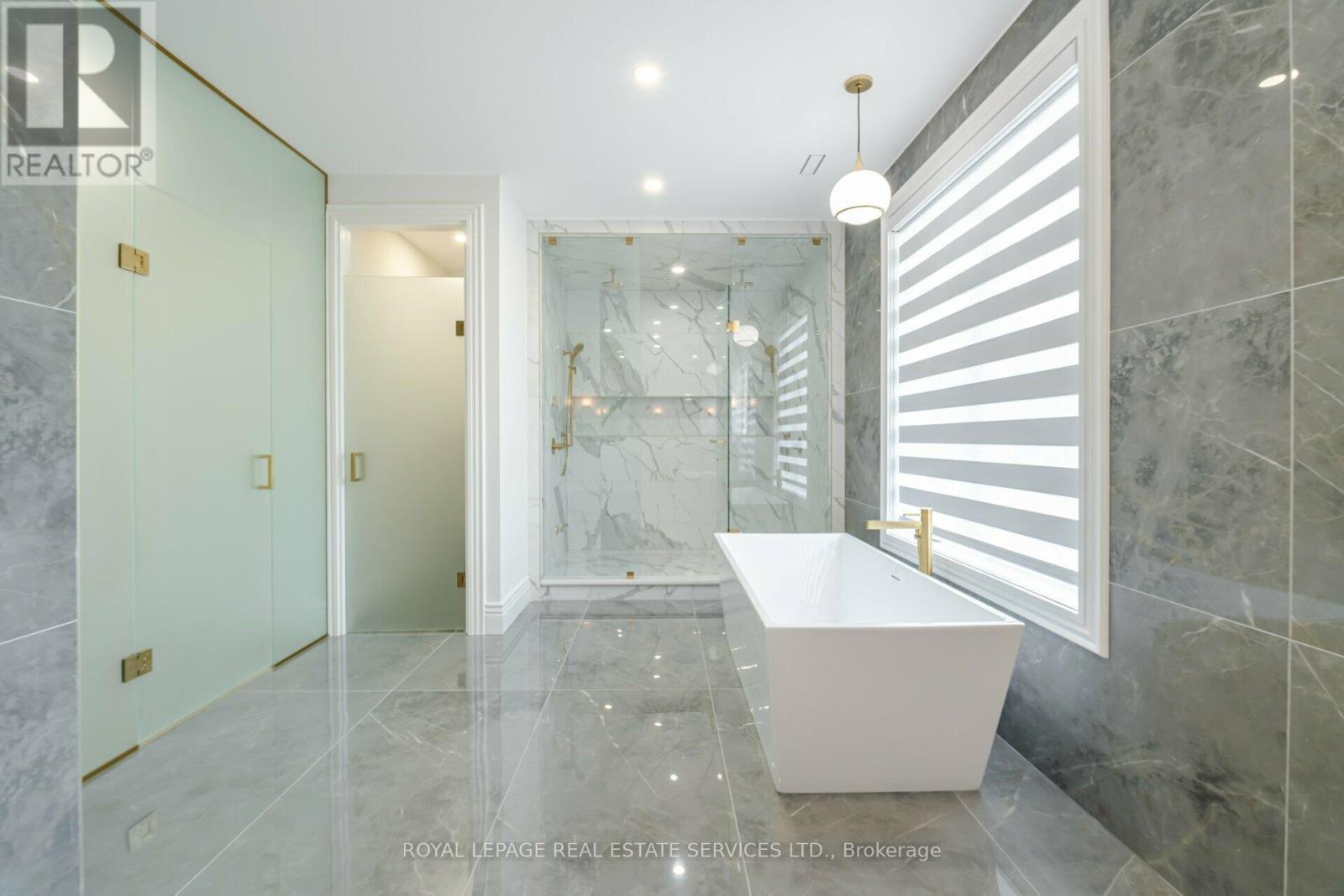 












2014 LAKESHORE ROAD W

,
Oakville,




Ontario
L6L1G7

