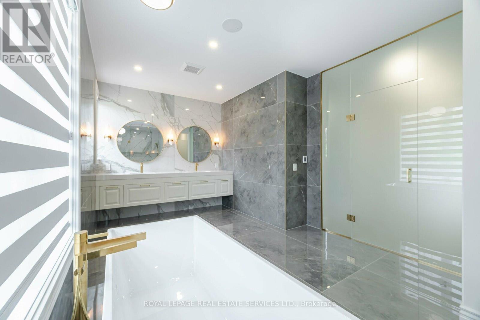 












2014 LAKESHORE ROAD W

,
Oakville,




Ontario
L6L1G7

