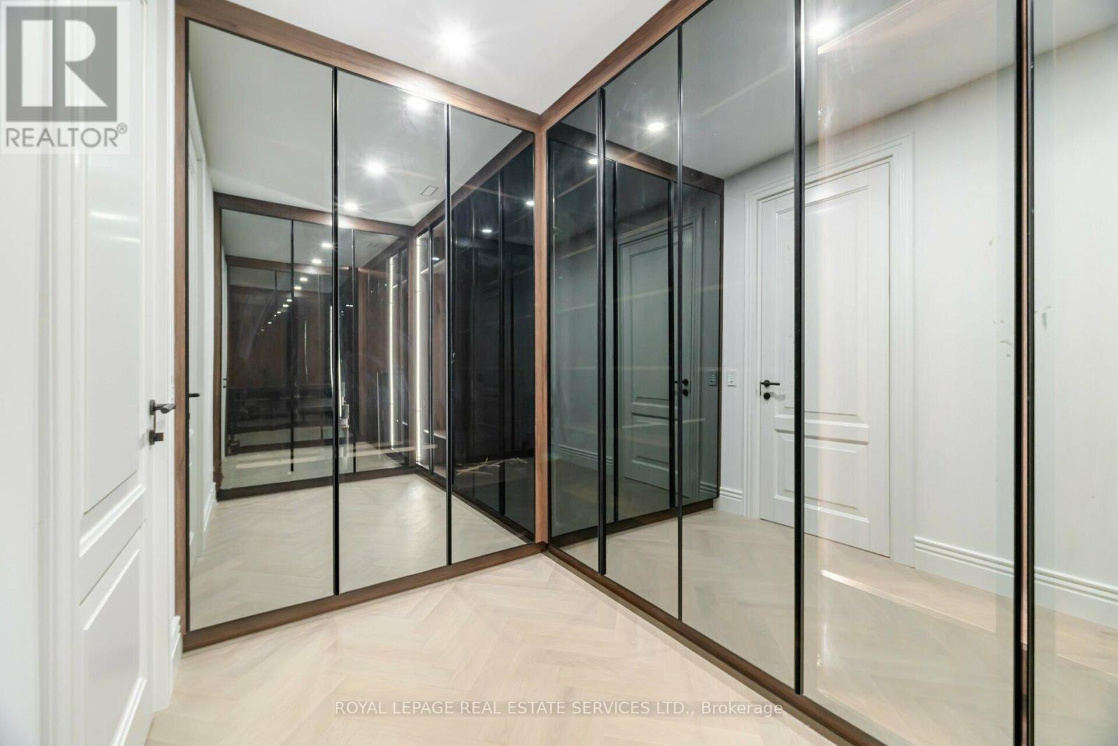 












2014 LAKESHORE ROAD W

,
Oakville,




Ontario
L6L1G7

