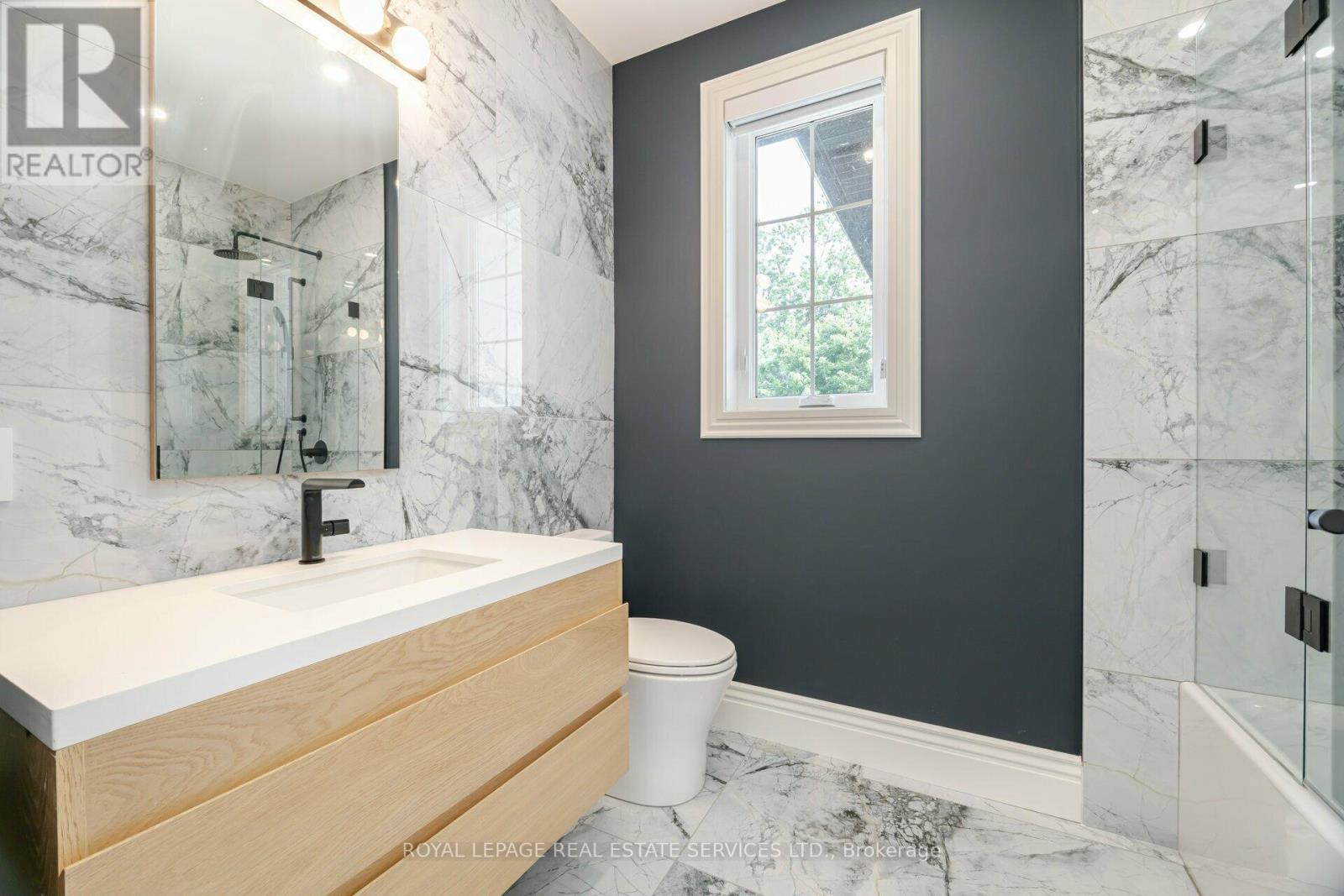 












2014 LAKESHORE ROAD W

,
Oakville,




Ontario
L6L1G7

