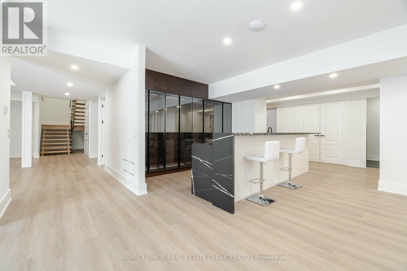 












2014 LAKESHORE ROAD W

,
Oakville,




Ontario
L6L1G7

