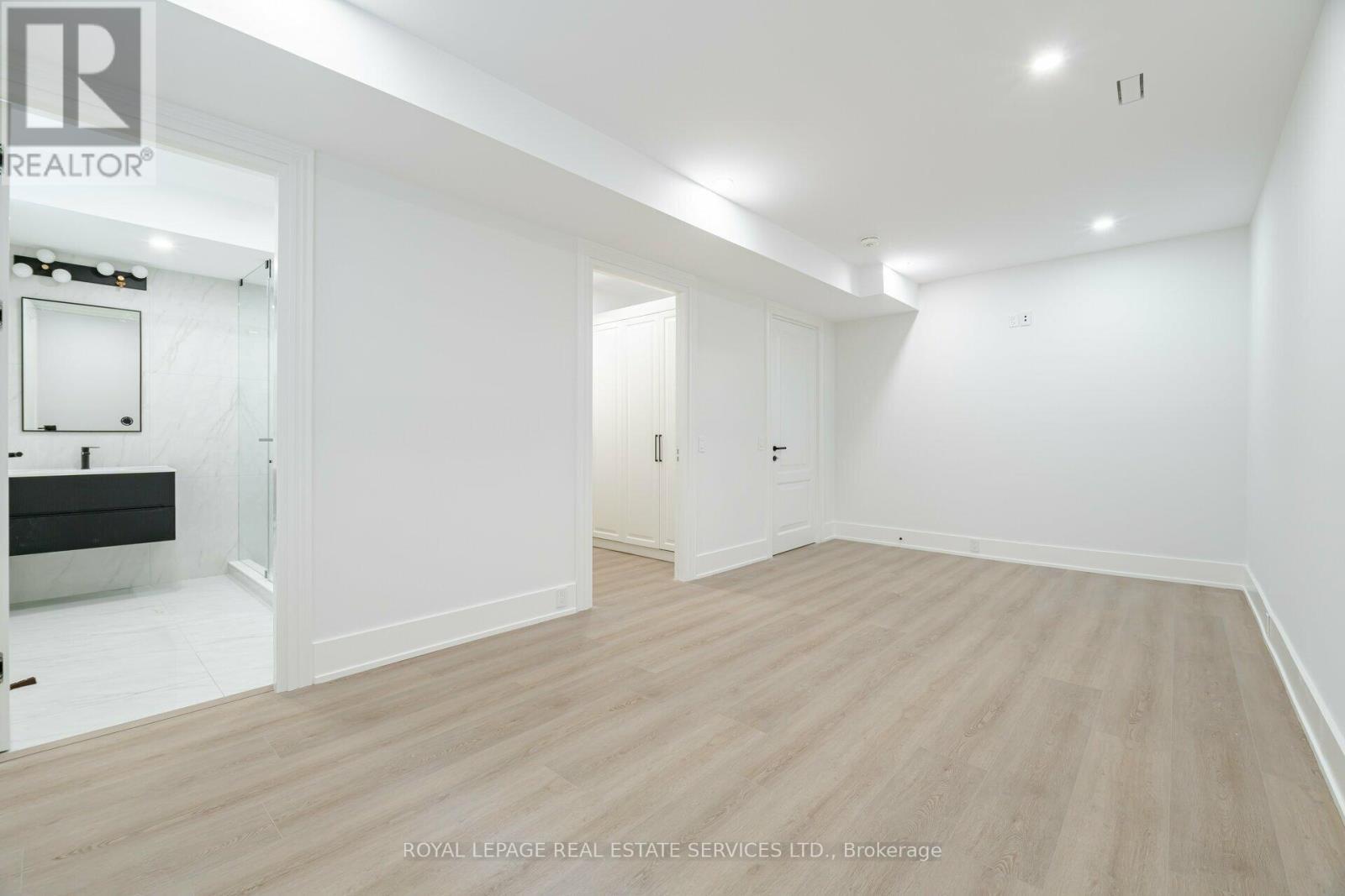 












2014 LAKESHORE ROAD W

,
Oakville,




Ontario
L6L1G7

