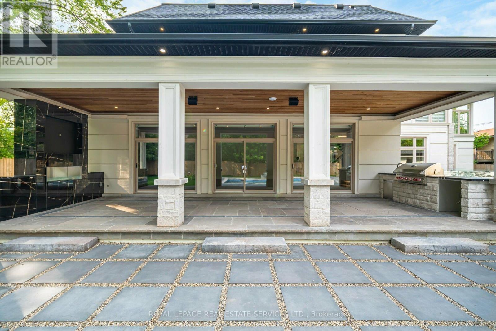 












2014 LAKESHORE ROAD W

,
Oakville,




Ontario
L6L1G7

