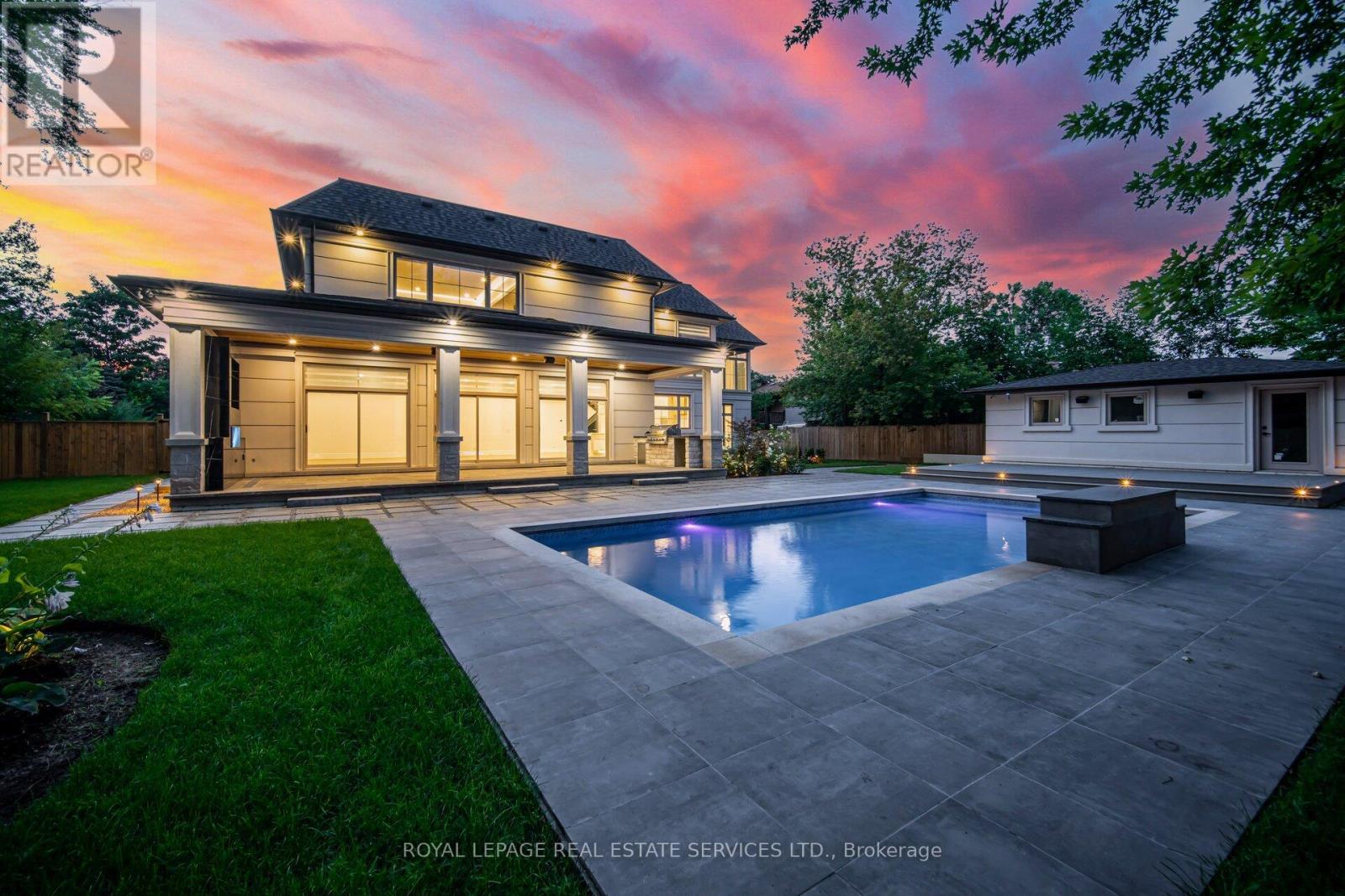 












2014 LAKESHORE ROAD W

,
Oakville,




Ontario
L6L1G7

