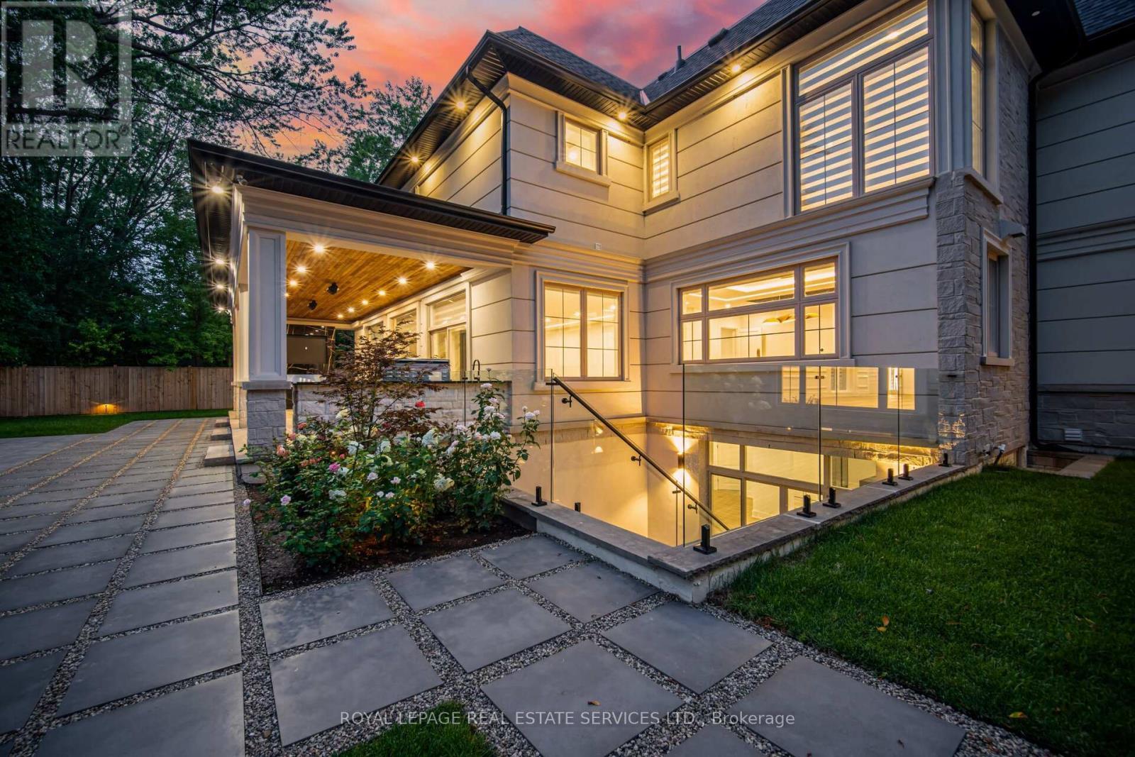 












2014 LAKESHORE ROAD W

,
Oakville,




Ontario
L6L1G7

