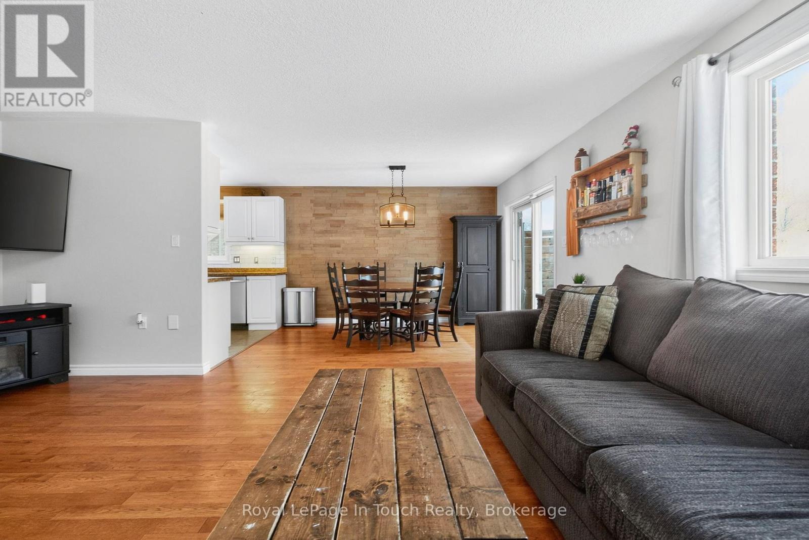 












13 HUNTER AVENUE

,
Tay (Victoria Harbour),




Ontario
L0K2A0

