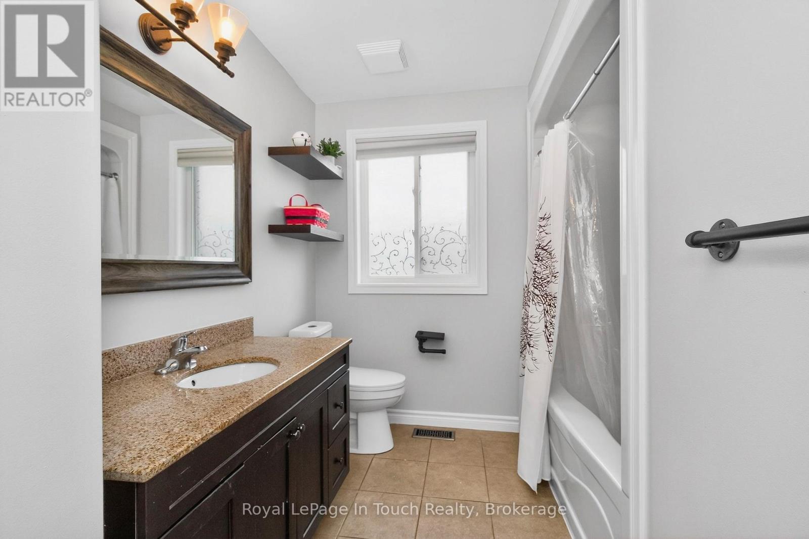 












13 HUNTER AVENUE

,
Tay (Victoria Harbour),




Ontario
L0K2A0

