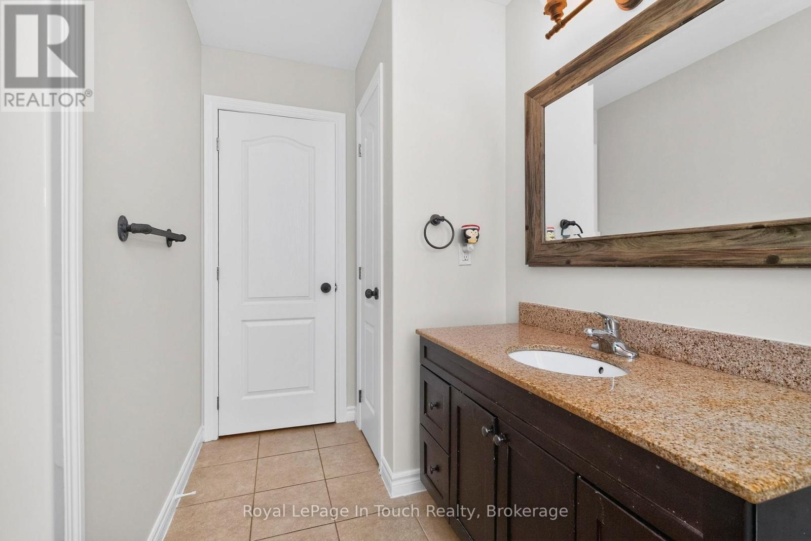 












13 HUNTER AVENUE

,
Tay (Victoria Harbour),




Ontario
L0K2A0

