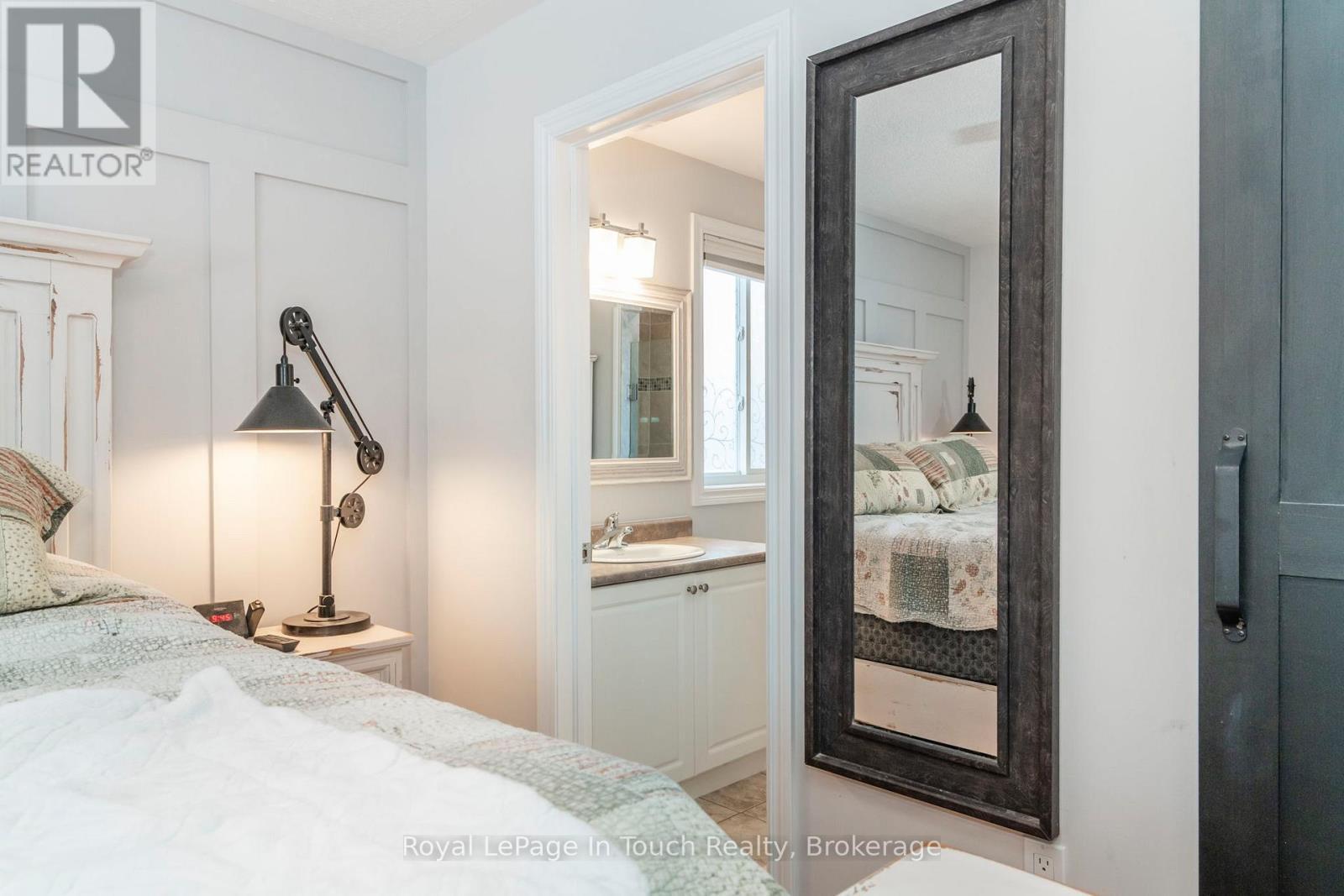 












13 HUNTER AVENUE

,
Tay (Victoria Harbour),




Ontario
L0K2A0

