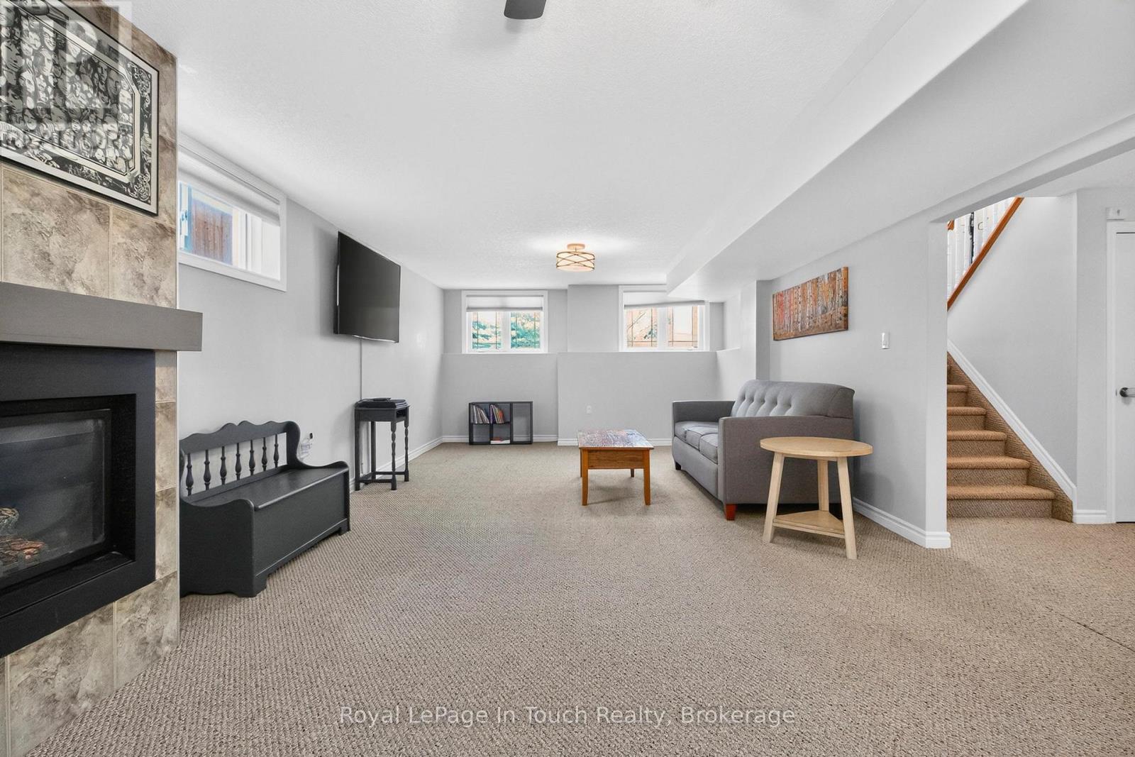 












13 HUNTER AVENUE

,
Tay (Victoria Harbour),




Ontario
L0K2A0

