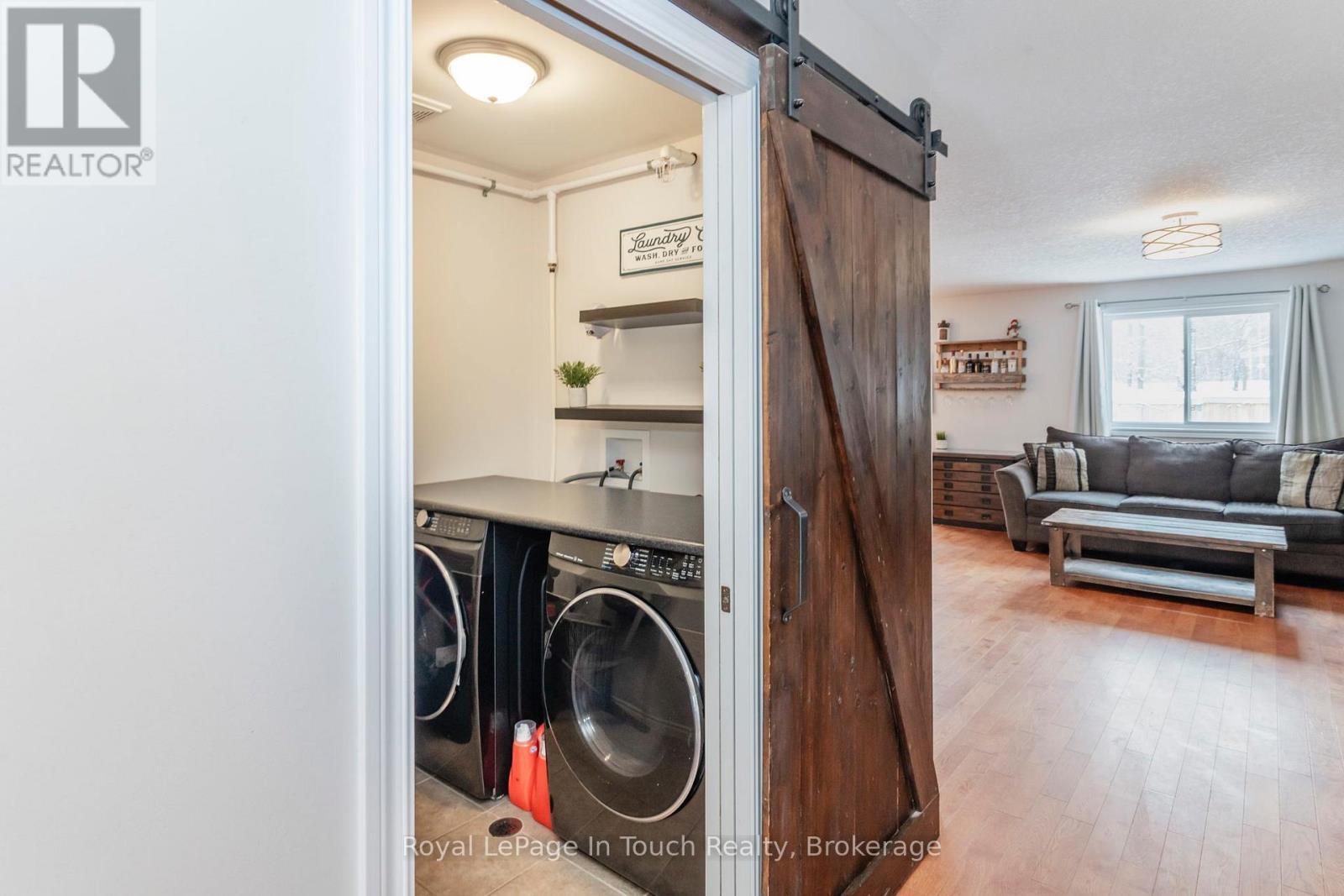 












13 HUNTER AVENUE

,
Tay (Victoria Harbour),




Ontario
L0K2A0

