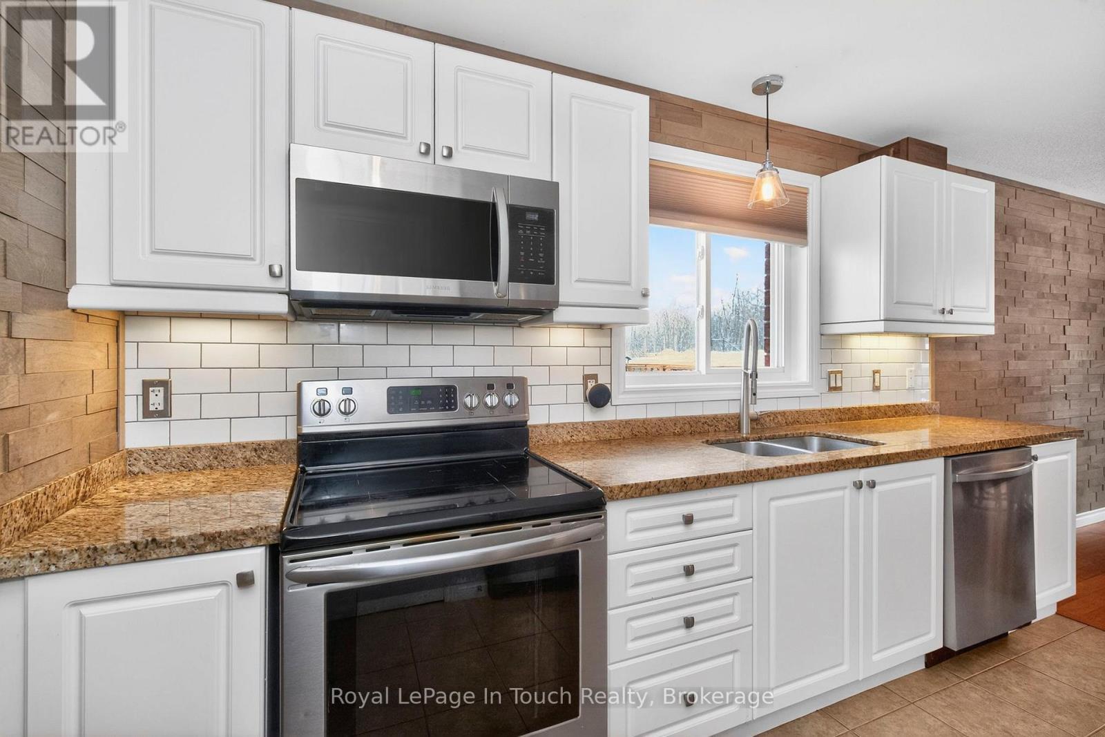 












13 HUNTER AVENUE

,
Tay (Victoria Harbour),




Ontario
L0K2A0

