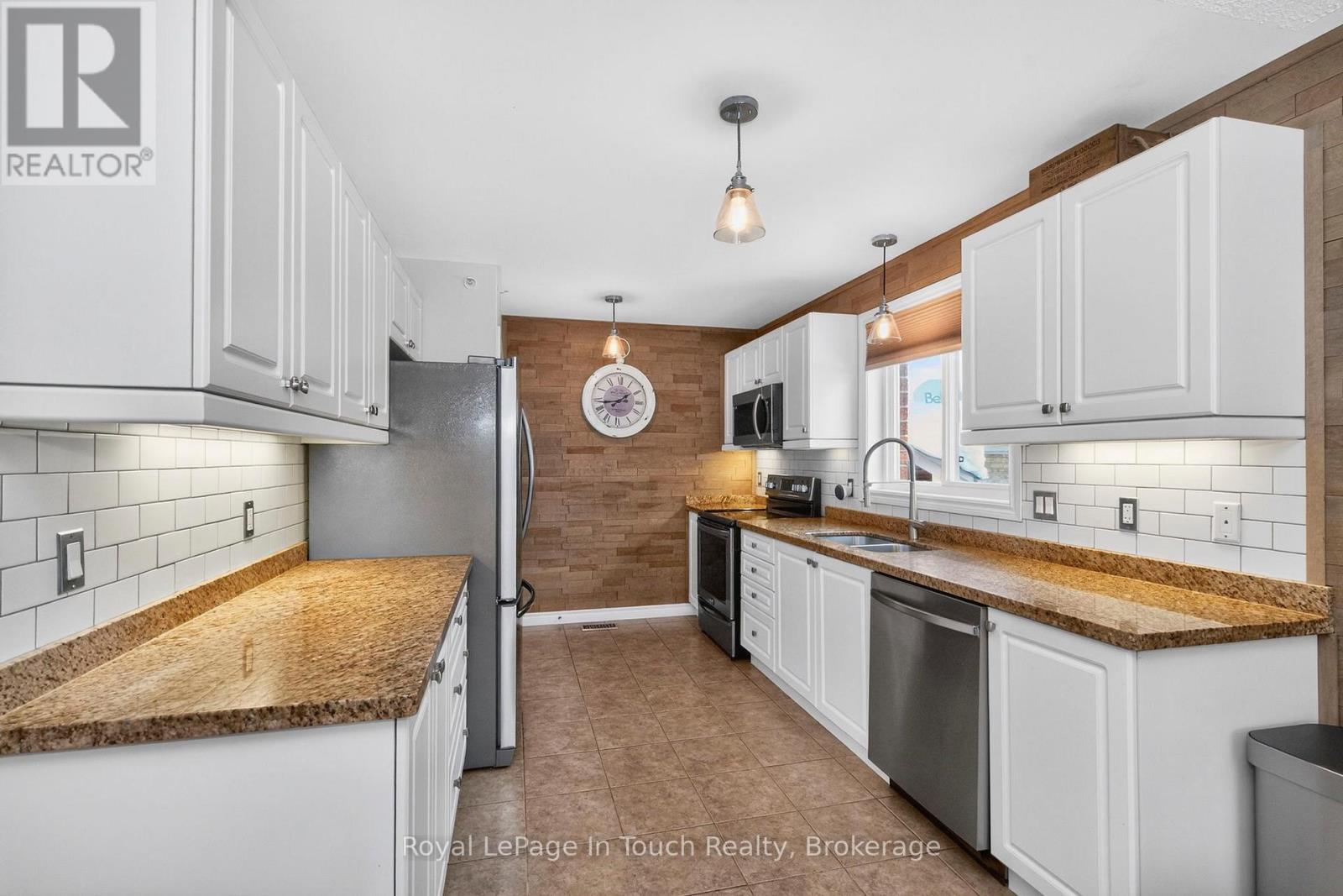 












13 HUNTER AVENUE

,
Tay (Victoria Harbour),




Ontario
L0K2A0

