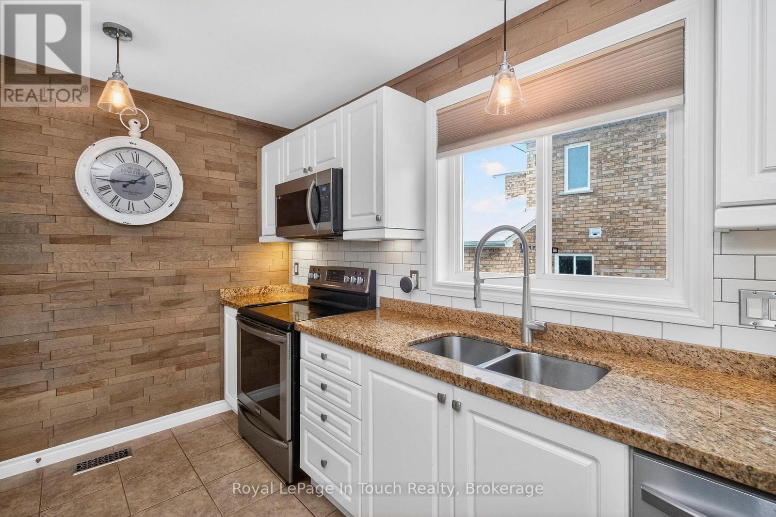 












13 HUNTER AVENUE

,
Tay (Victoria Harbour),




Ontario
L0K2A0

