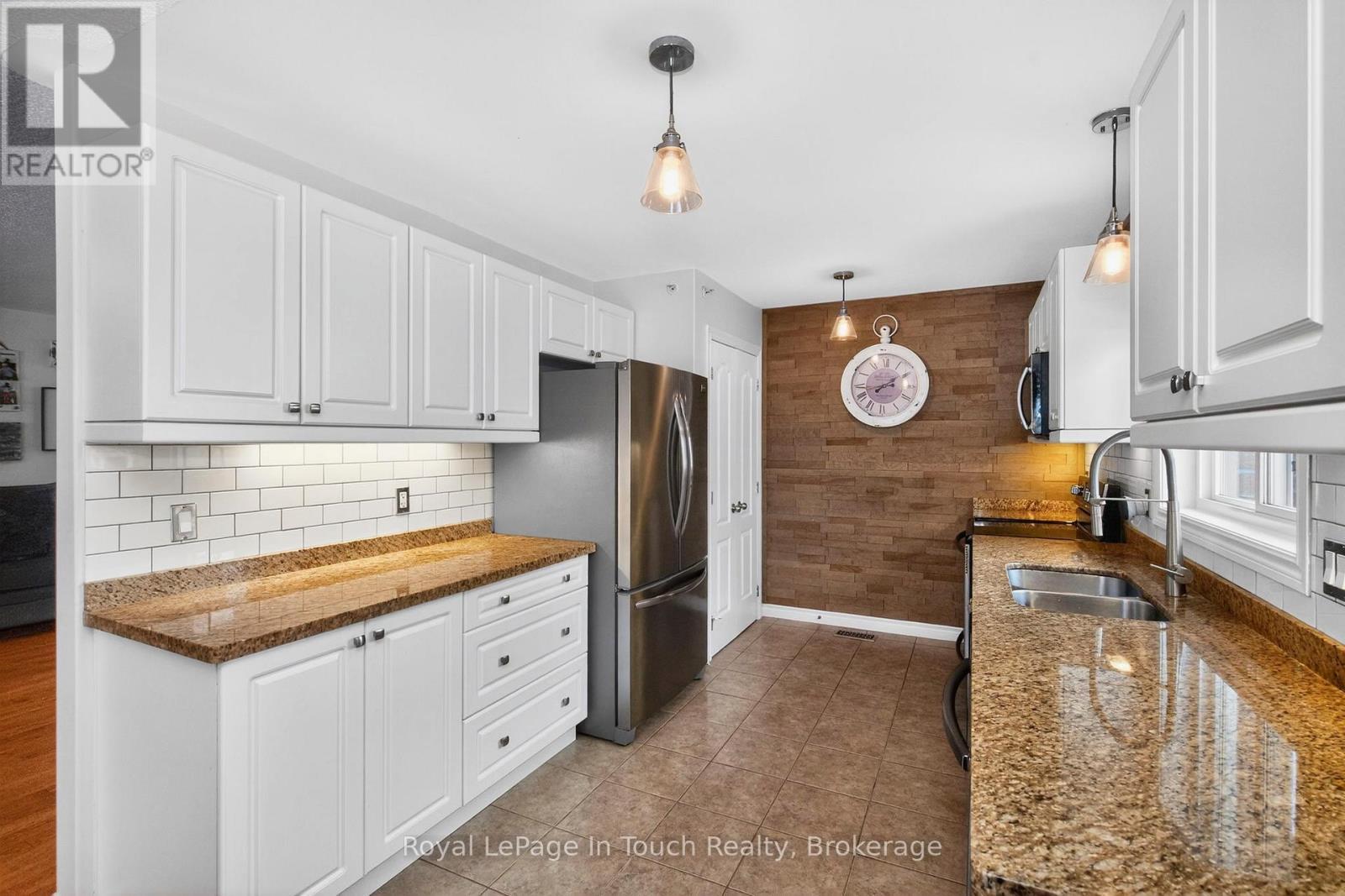 












13 HUNTER AVENUE

,
Tay (Victoria Harbour),




Ontario
L0K2A0

