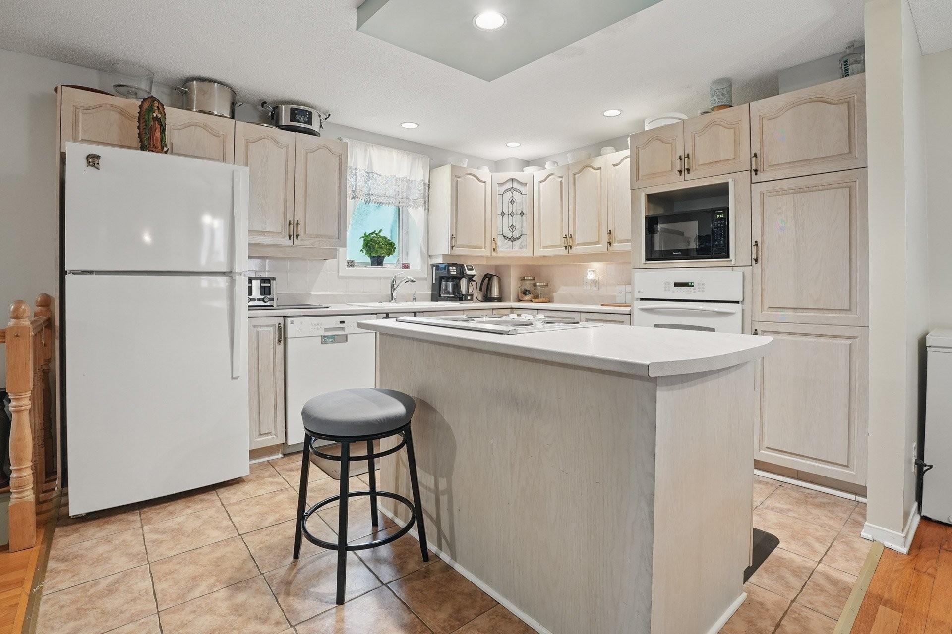 









76


Rue Nicolet

,
Gatineau (Hull),




QC
J8Y2J5

