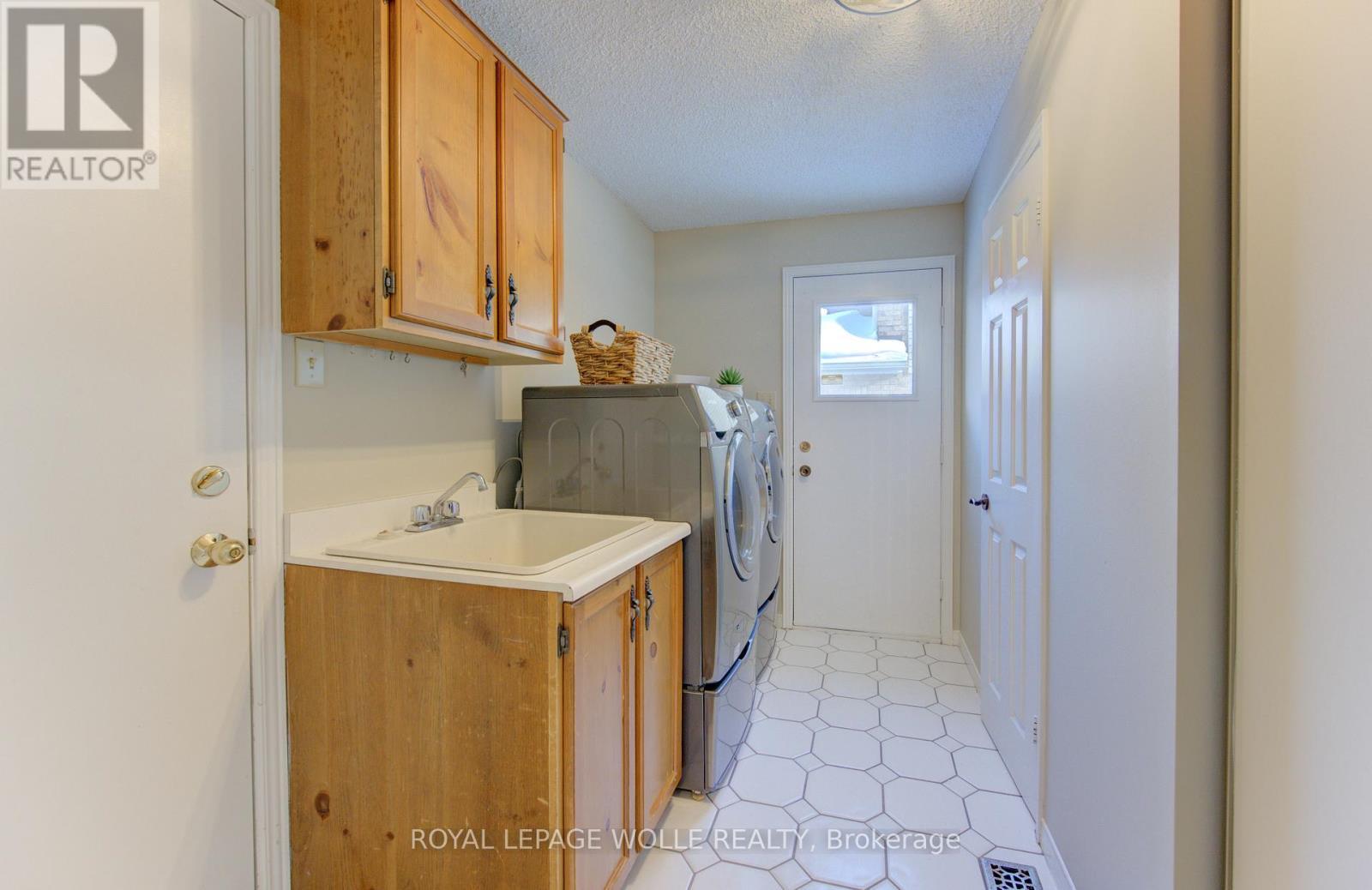 












21 SANDCLIFFE PLACE

,
Waterloo,




Ontario
N2T1A8

