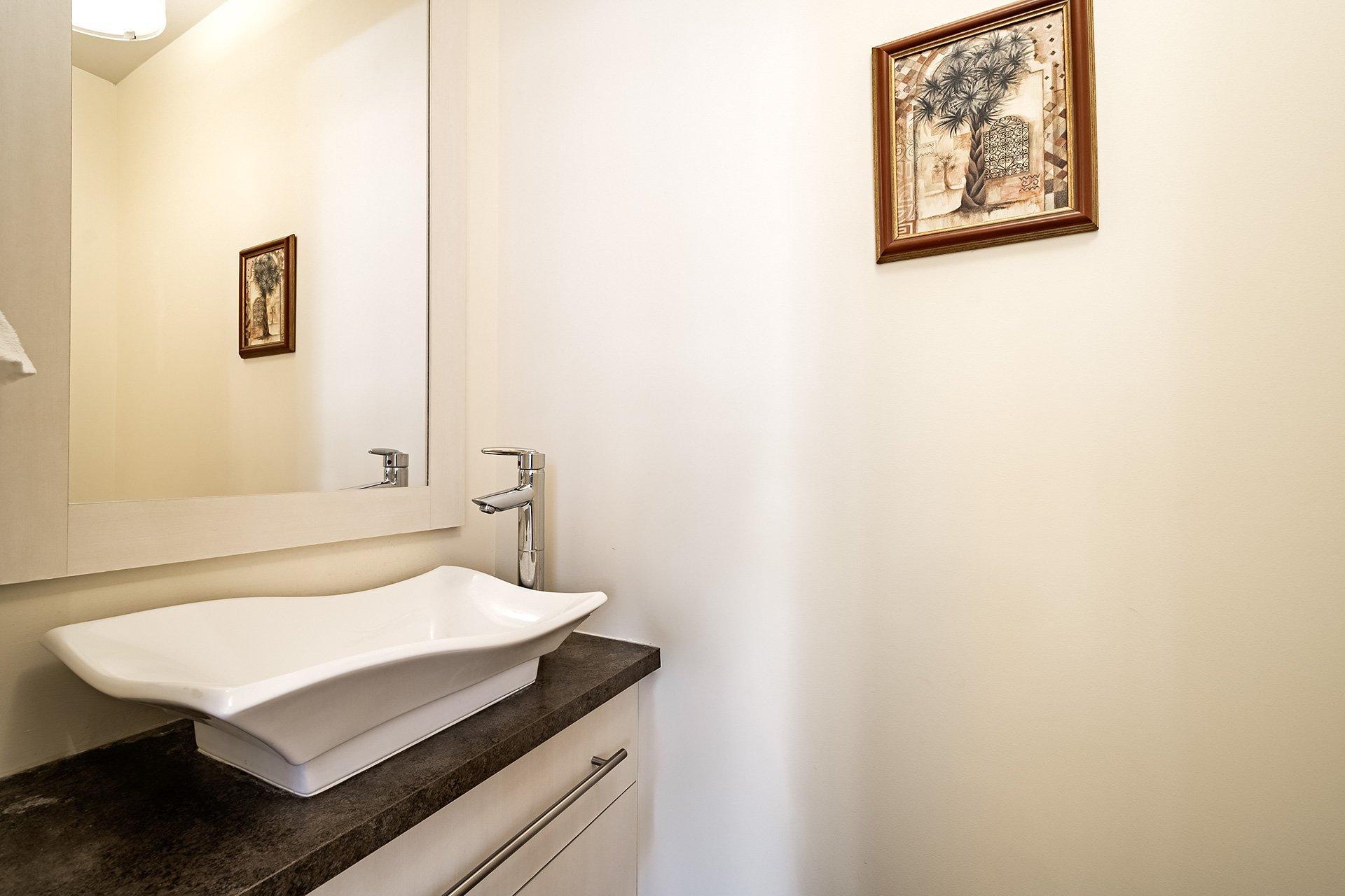 









2220


Rue de l'Équateur

,
Montréal (Saint-Laurent),




QC
H4R0H4

