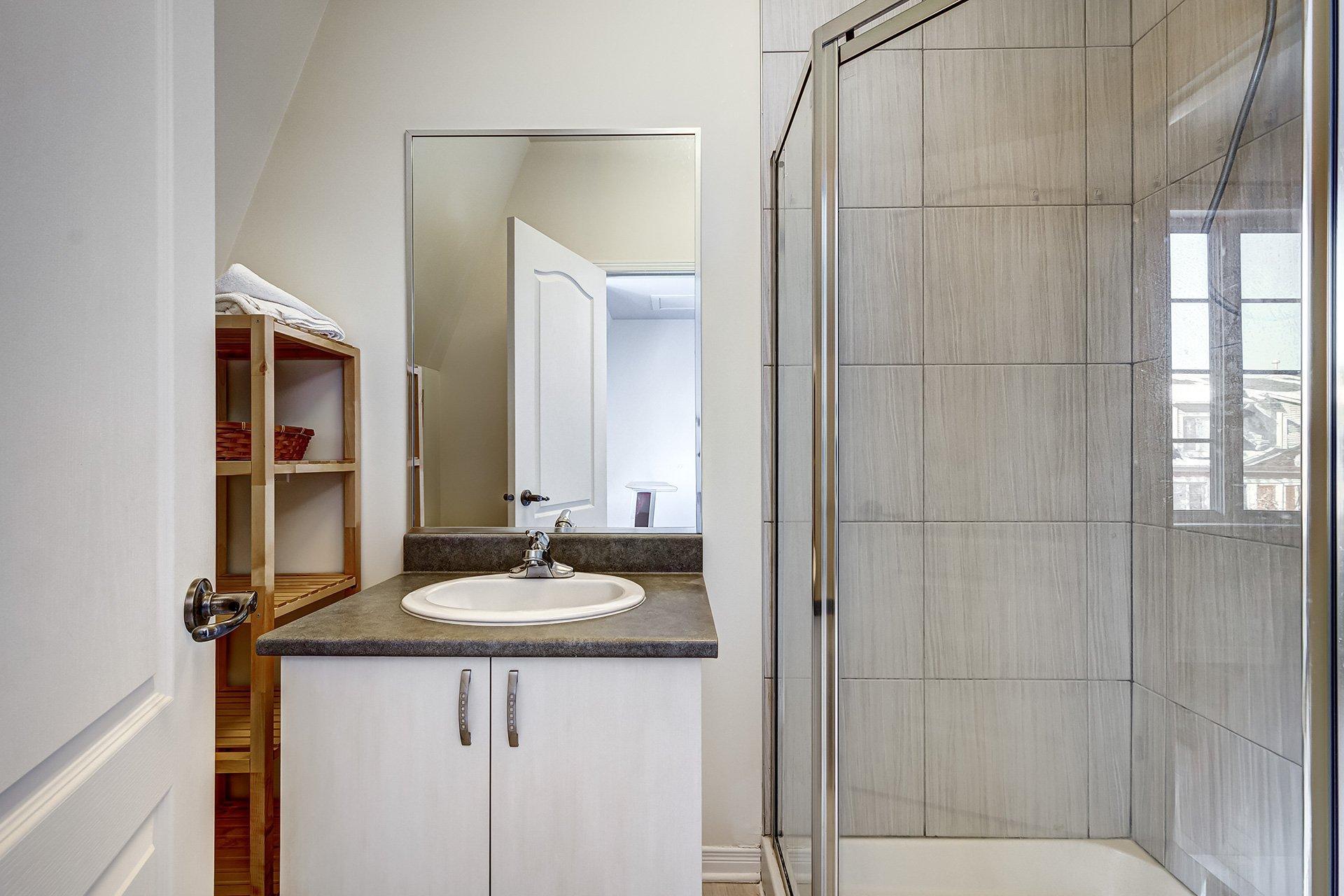 









2220


Rue de l'Équateur

,
Montréal (Saint-Laurent),




QC
H4R0H4

