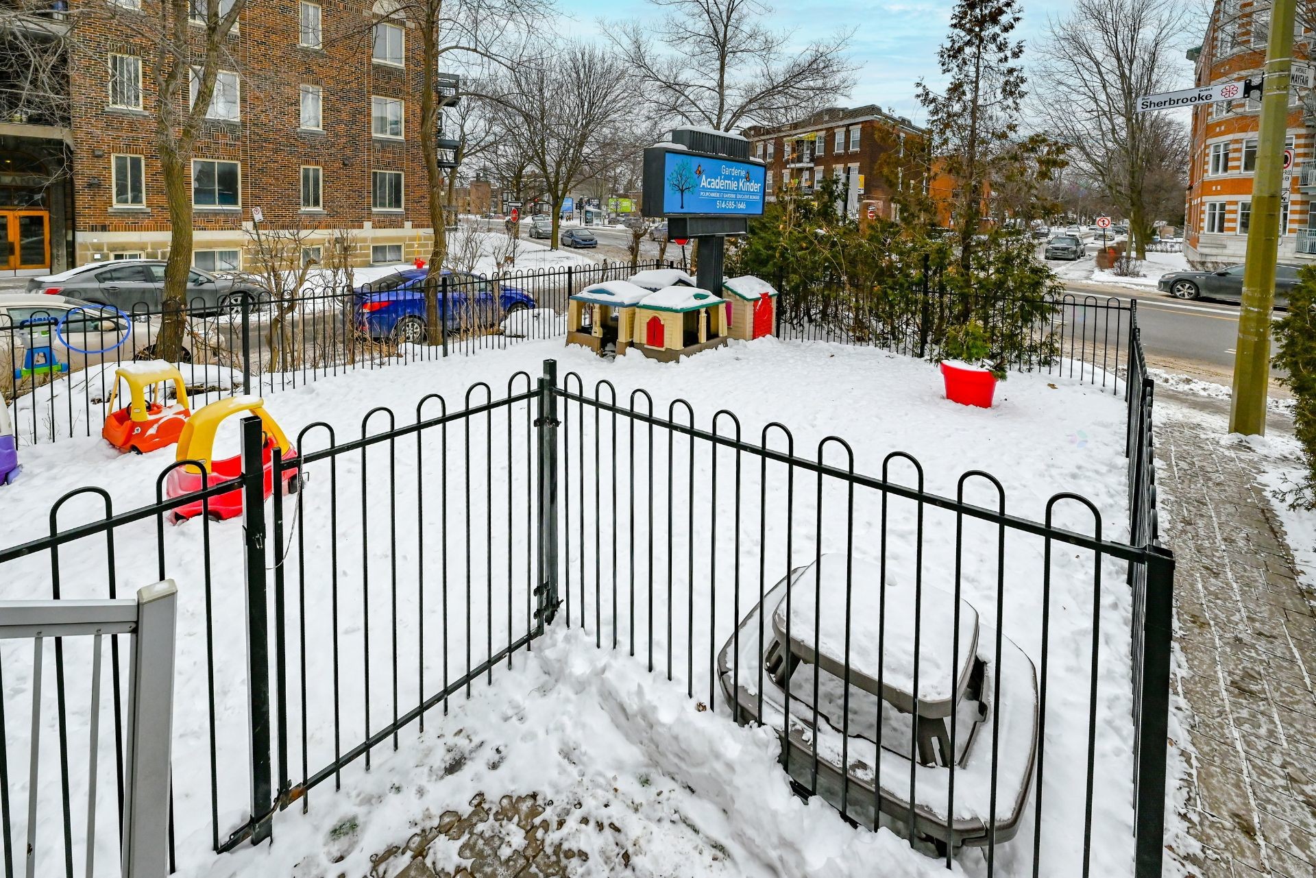 









6930Z

 - 6932Z


Rue Sherbrooke O.

,
Montréal (Côte-des-Neiges/Notre-Dame-de-Grâce),




QC
H4P1P9

