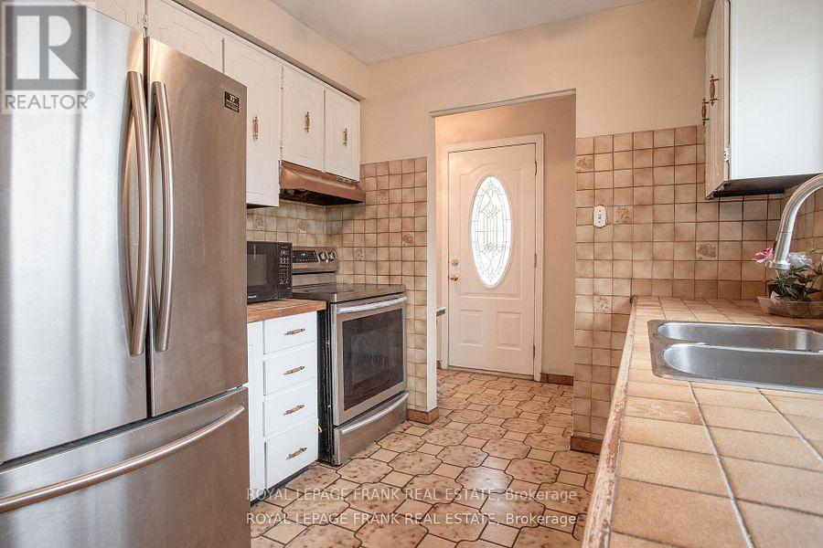 












1273 BELAIR CRESCENT

,
Oshawa (Eastdale),




Ontario
L1K1G9

