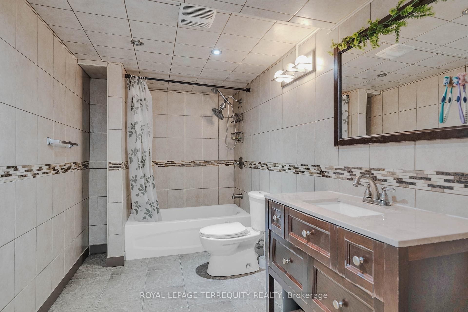 









8


Shallimar

Court,
Brampton,




ON
L6X 4N2

