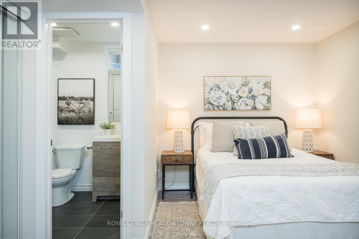 












1043 DONNELLY STREET

,
Milton,




Ontario
L9T0A2

