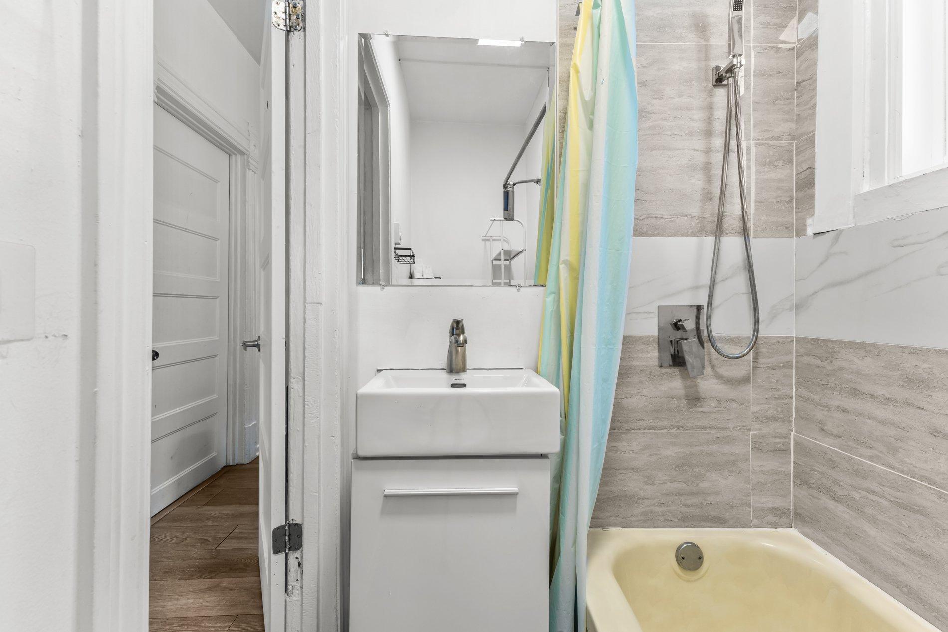 









261

 - 271


Av. Greene

,
Montréal (Le Sud-Ouest),




QC
H4C2H9

