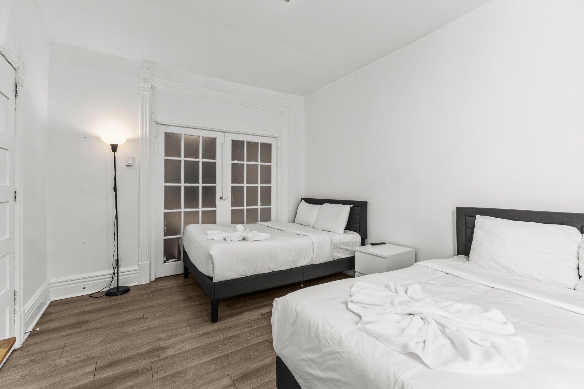 









261

 - 271


Av. Greene

,
Montréal (Le Sud-Ouest),




QC
H4C2H9

