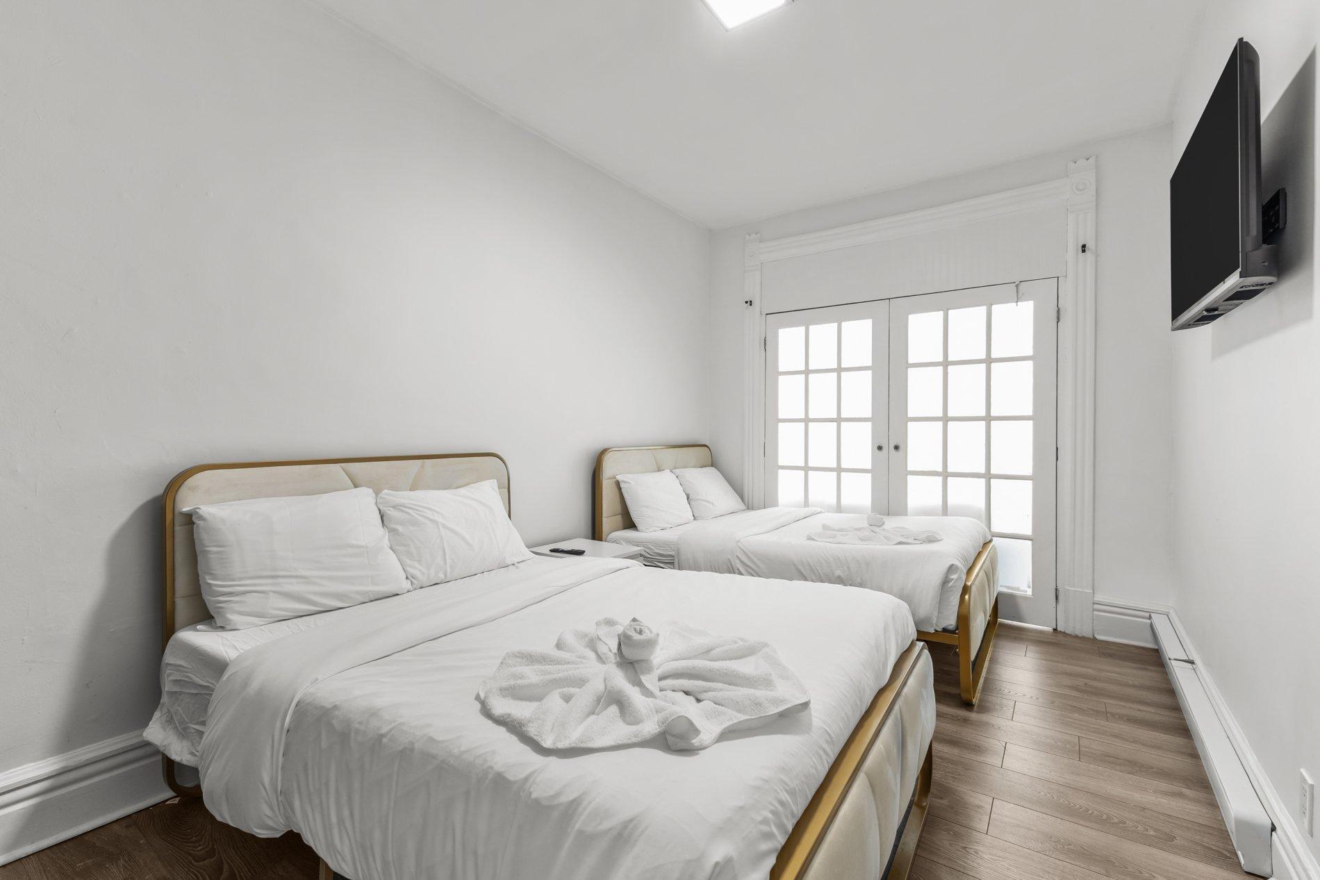 









261

 - 271


Av. Greene

,
Montréal (Le Sud-Ouest),




QC
H4C2H9

