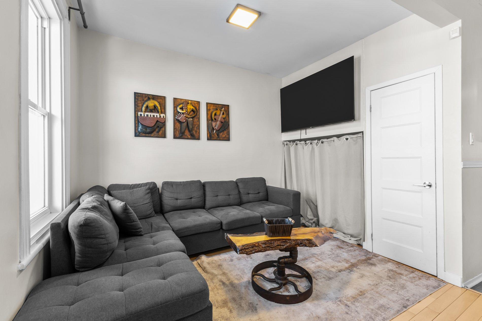 









261

 - 271


Av. Greene

,
Montréal (Le Sud-Ouest),




QC
H4C2H9

