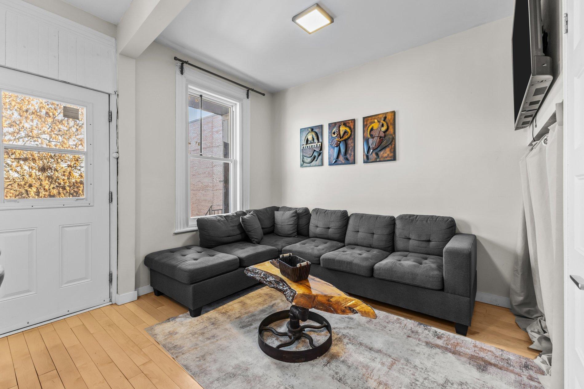 









261

 - 271


Av. Greene

,
Montréal (Le Sud-Ouest),




QC
H4C2H9

