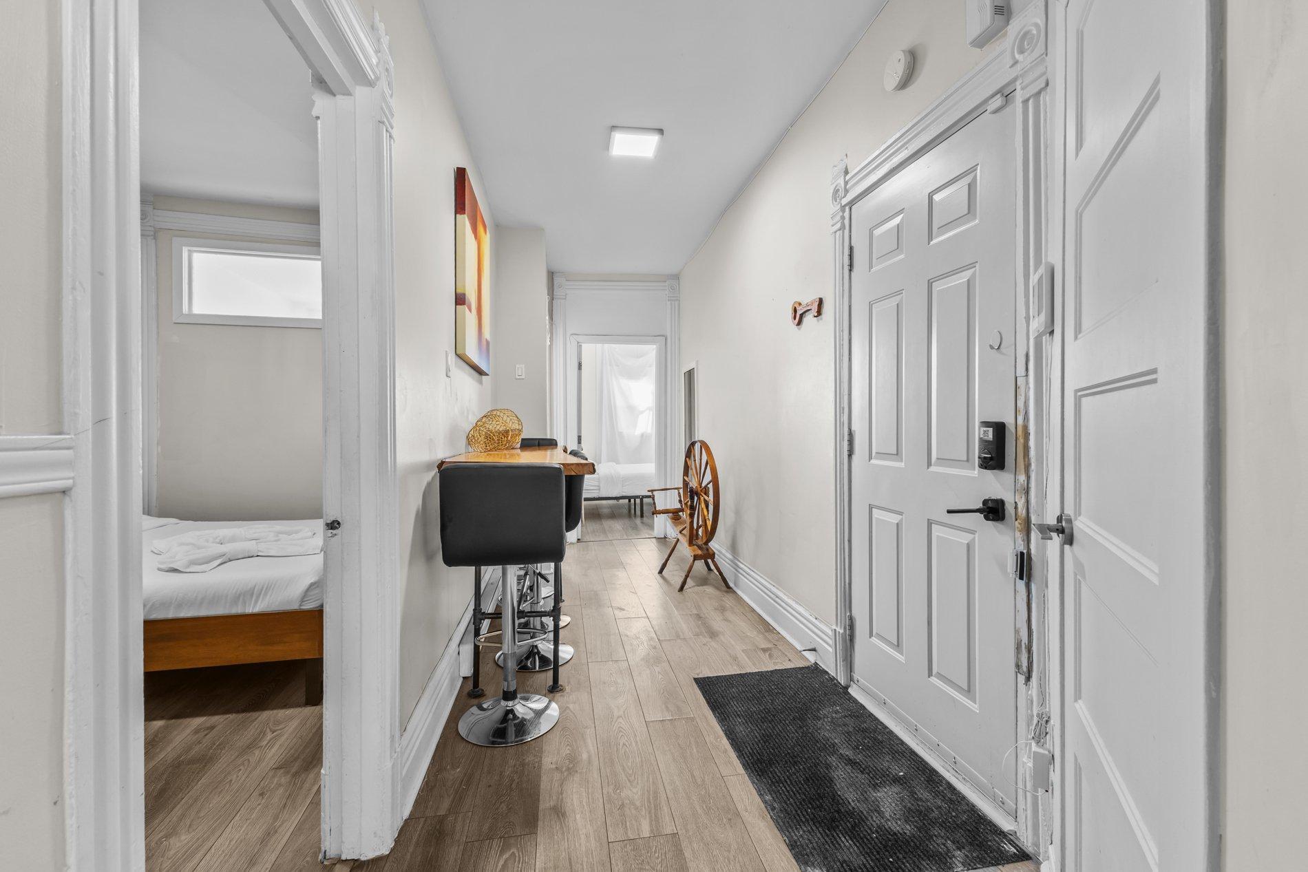 









261

 - 271


Av. Greene

,
Montréal (Le Sud-Ouest),




QC
H4C2H9


