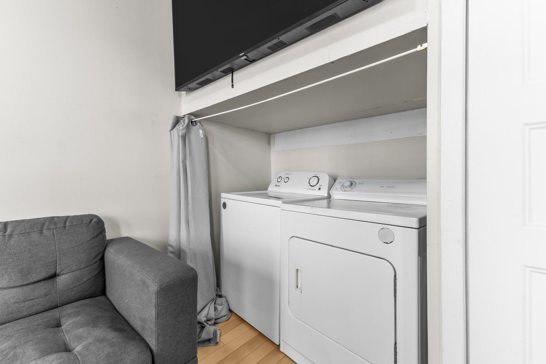 









261

 - 271


Av. Greene

,
Montréal (Le Sud-Ouest),




QC
H4C2H9

