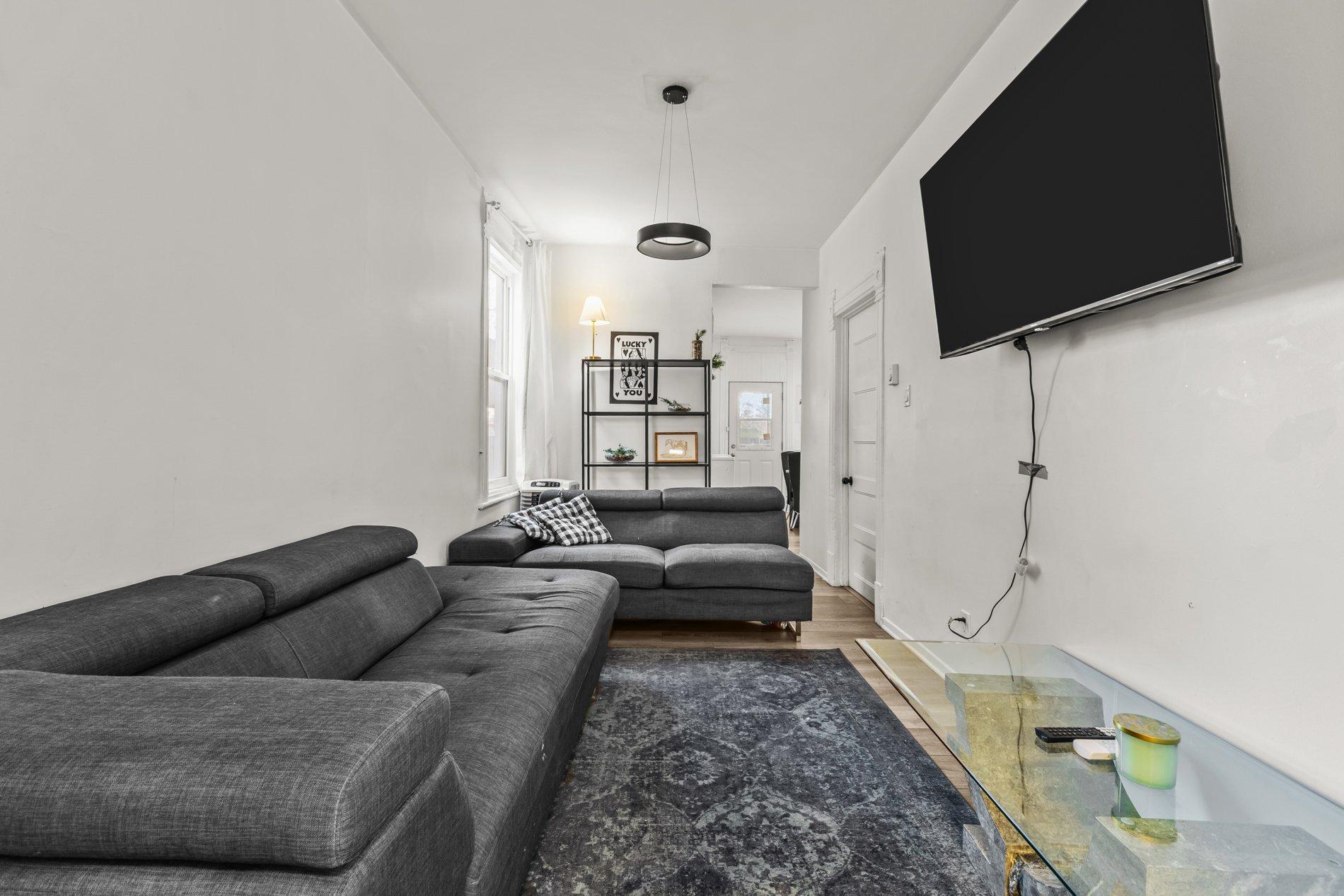 









261

 - 271


Av. Greene

,
Montréal (Le Sud-Ouest),




QC
H4C2H9

