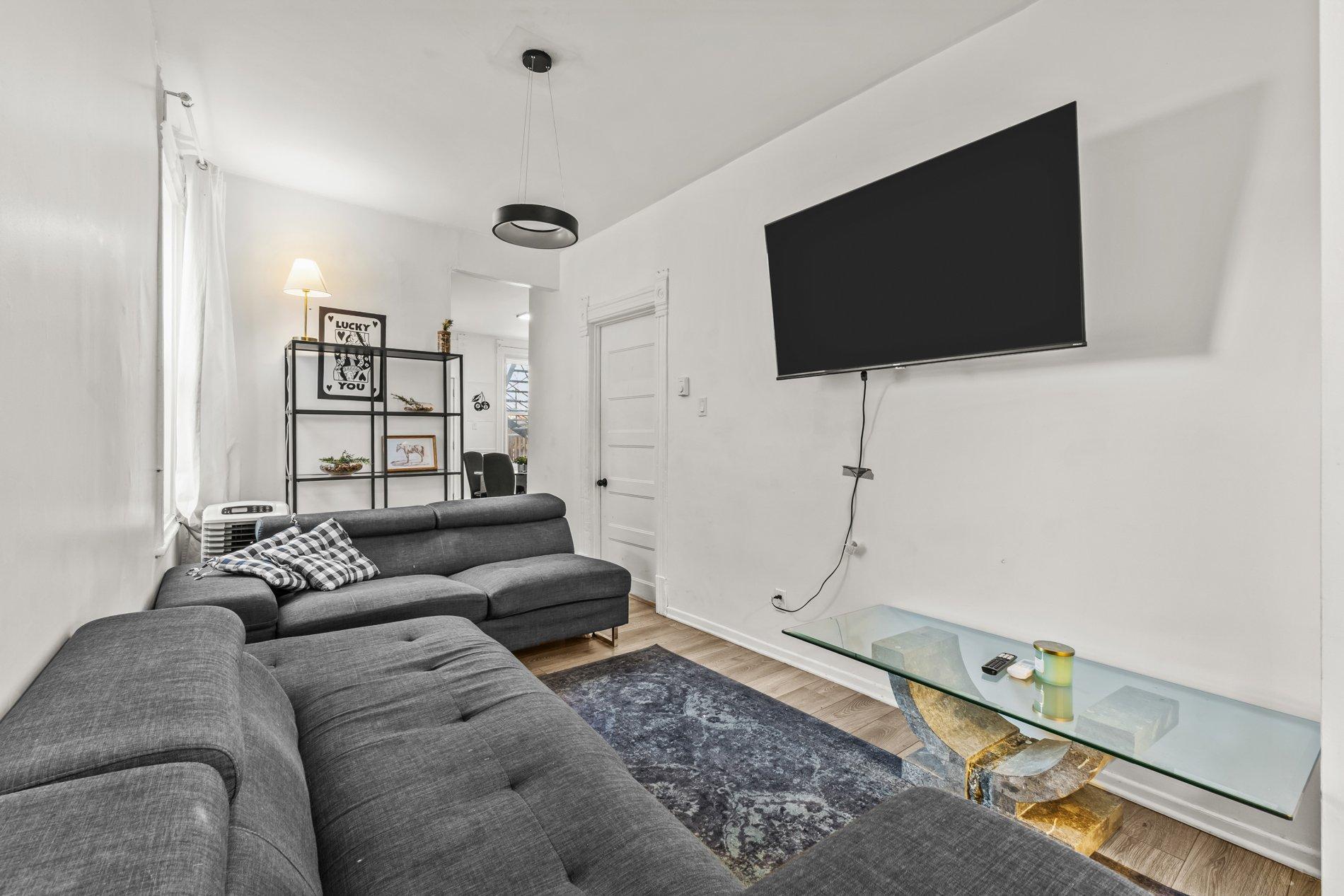 









261

 - 271


Av. Greene

,
Montréal (Le Sud-Ouest),




QC
H4C2H9

